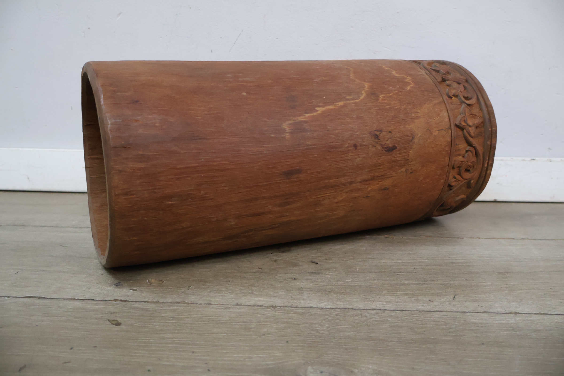 Houten cilindervormige decoratieve koker met snijwerk – foto 10 – kavel bij GSD Auctions, Zoeterwoude