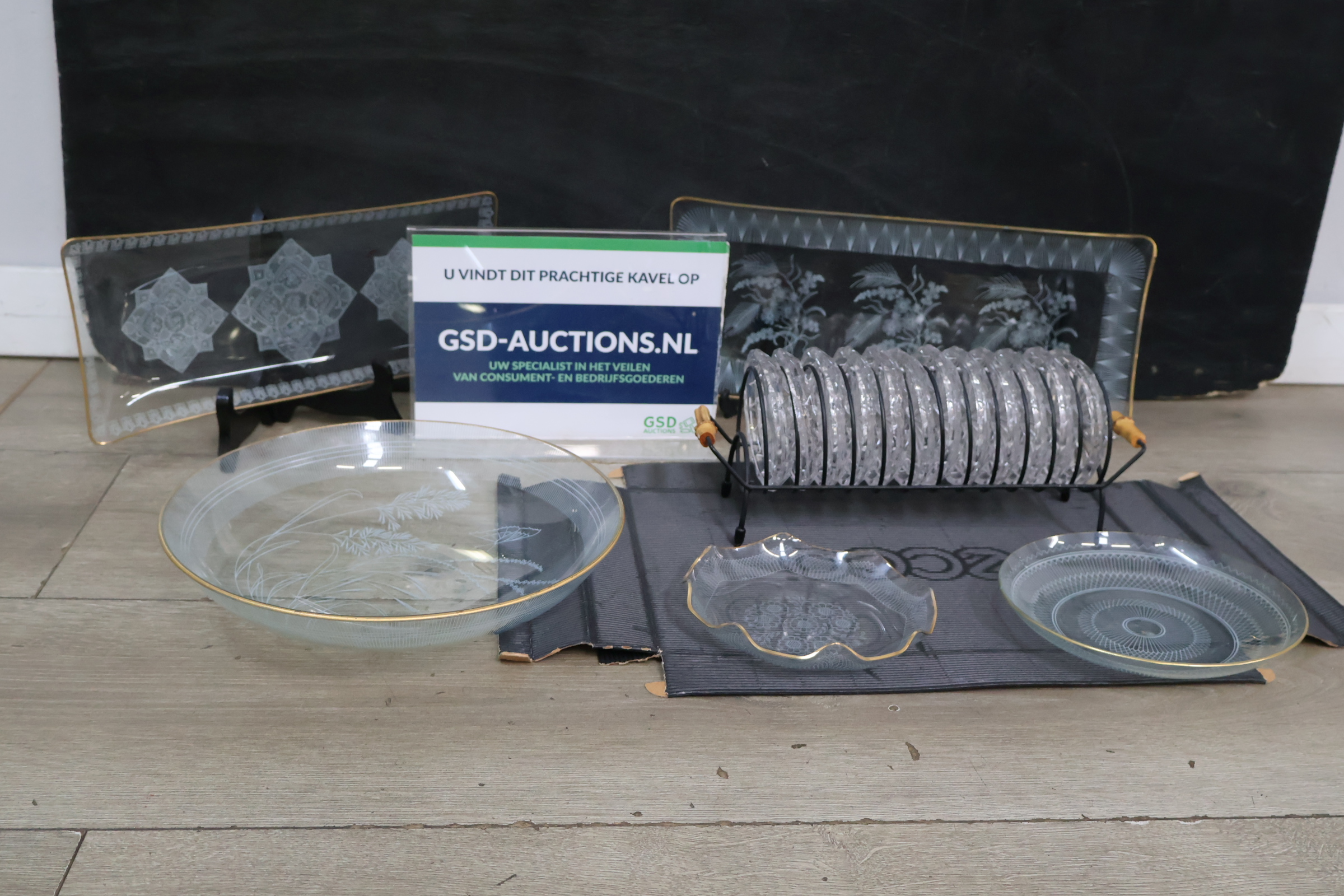 Glazen servies met goudkleurige rand en decor – kavel bij GSD Auctions, Zoeterwoude