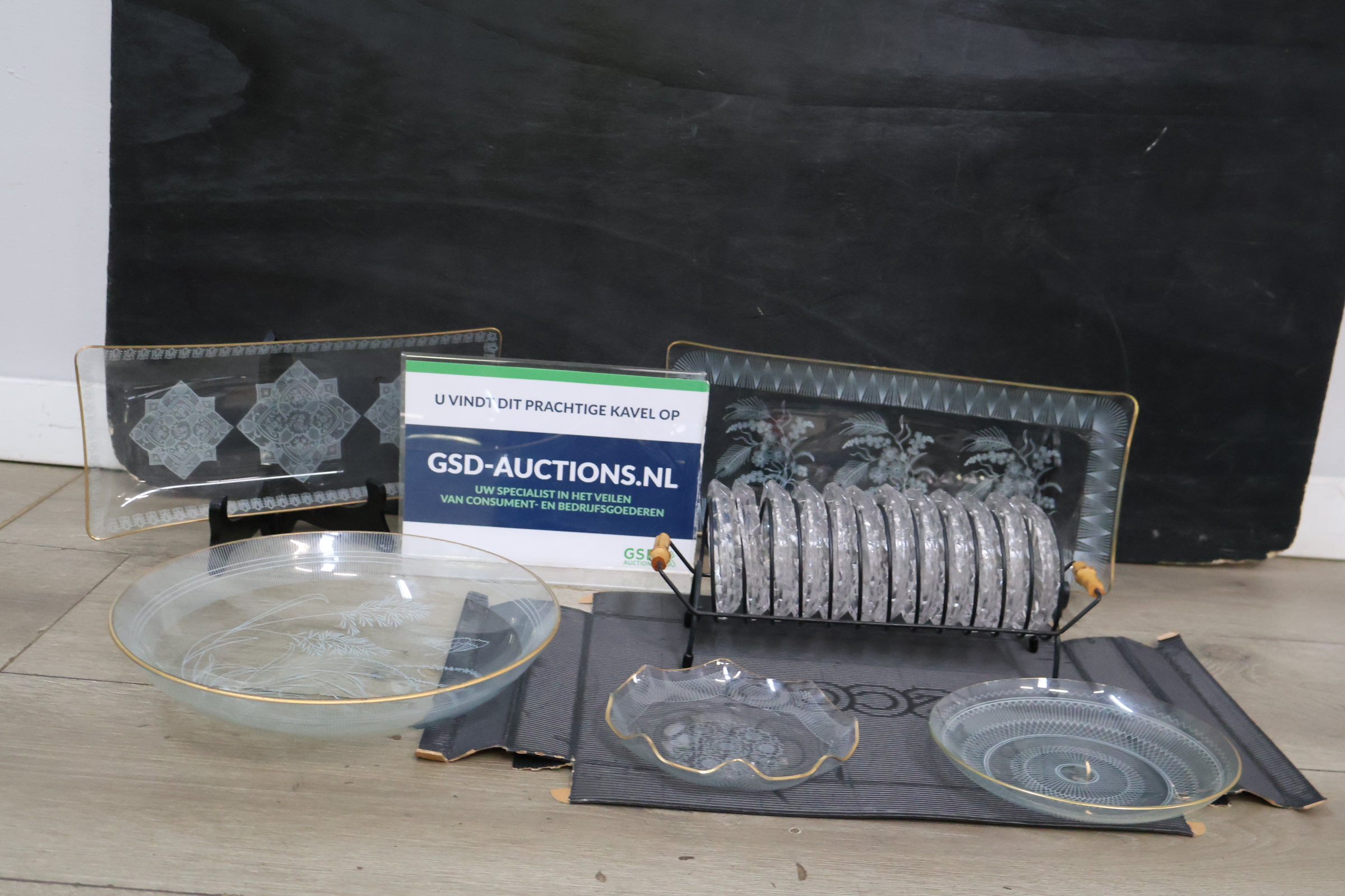 Glazen servies met goudkleurige rand en decor – foto 2 – kavel bij GSD Auctions, Zoeterwoude