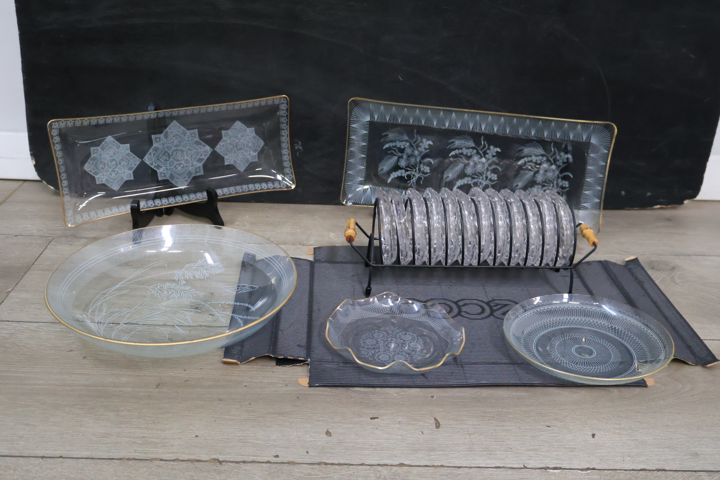 Glazen servies met goudkleurige rand en decor – foto 3 – kavel bij GSD Auctions, Zoeterwoude