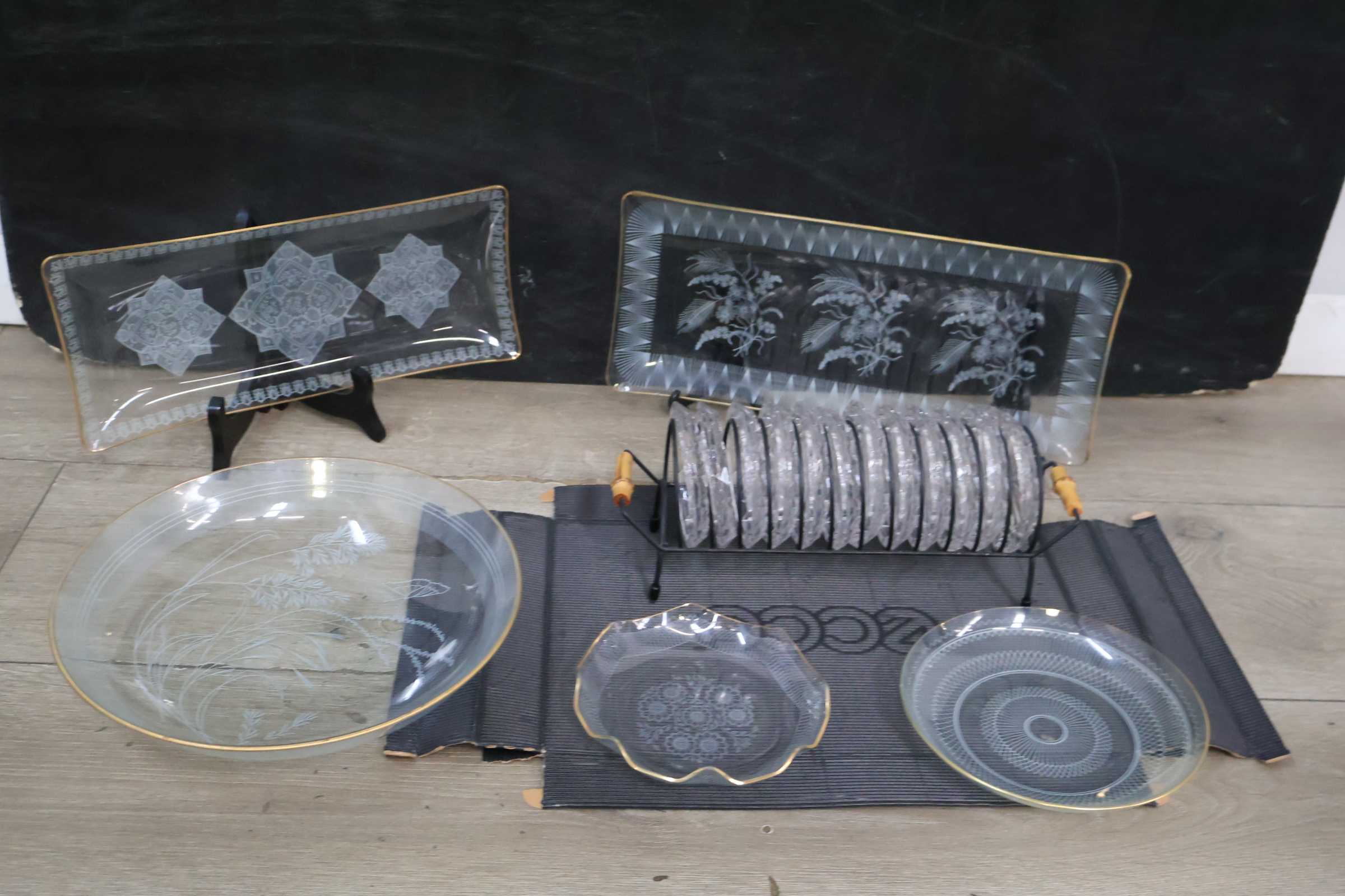 Glazen servies met goudkleurige rand en decor – foto 4 – kavel bij GSD Auctions, Zoeterwoude