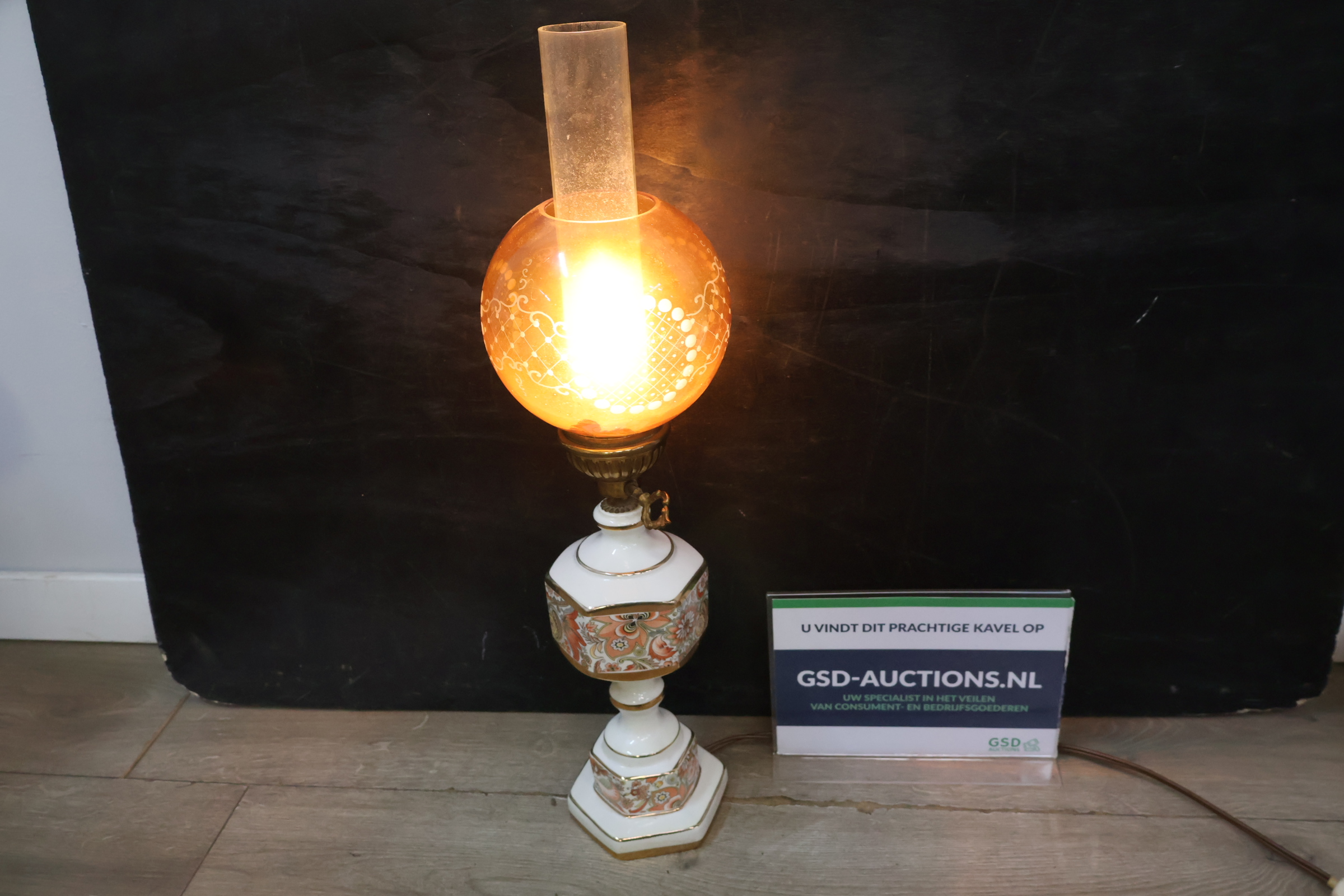 Antieke olielamp met porseleinen voet – foto 2 – kavel bij GSD Auctions, Zoeterwoude