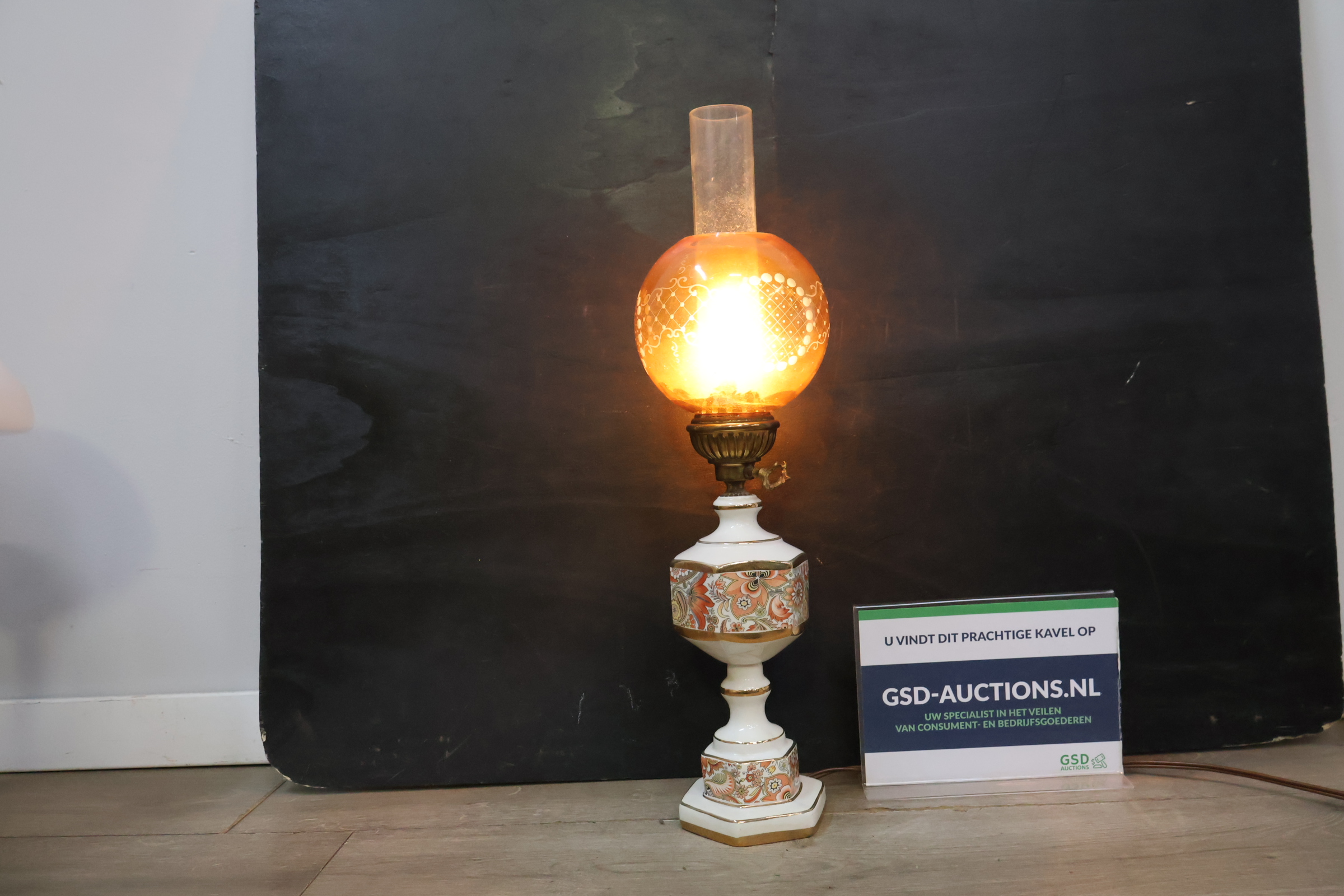 Antieke olielamp met porseleinen voet – foto 3 – kavel bij GSD Auctions, Zoeterwoude