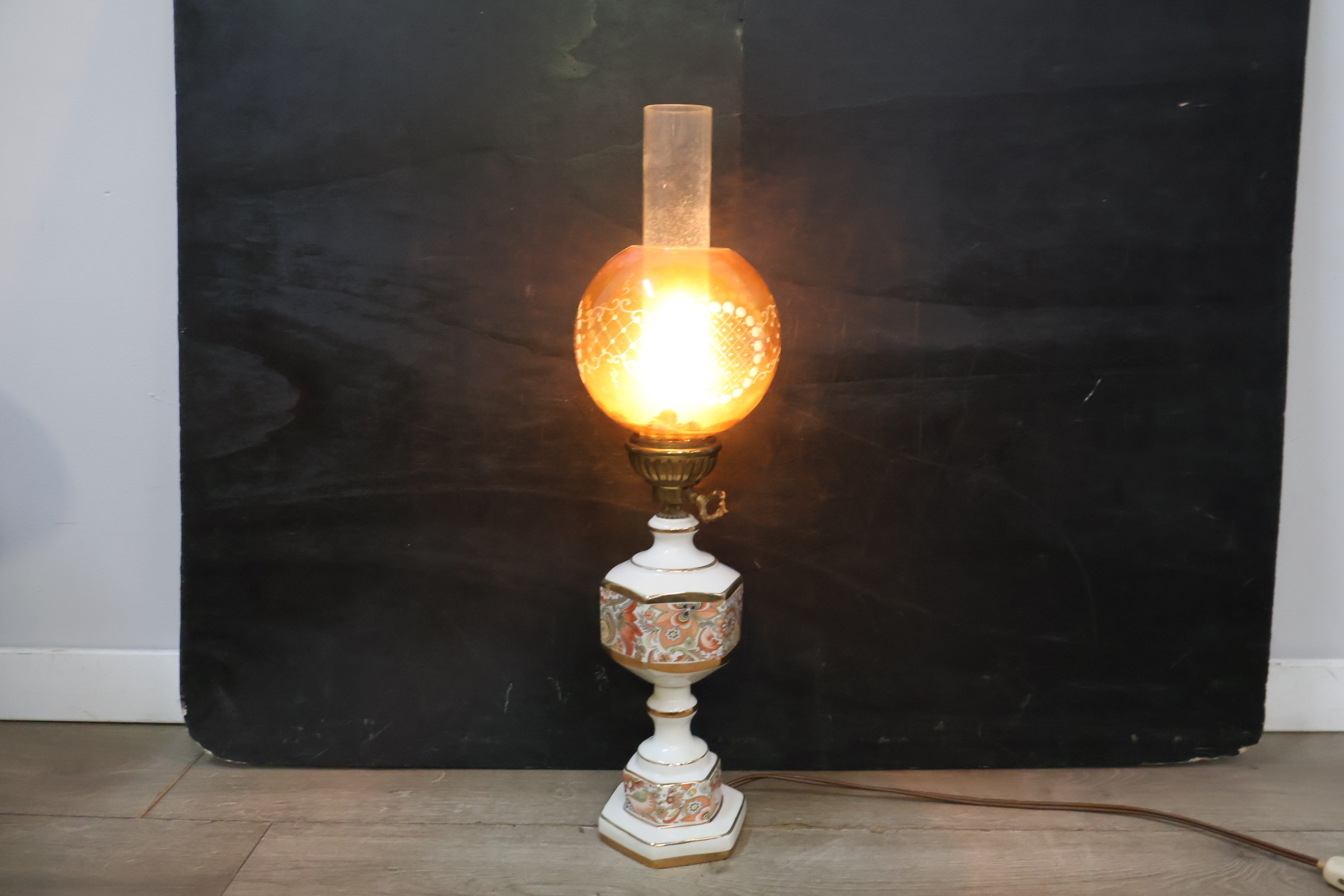 Antieke olielamp met porseleinen voet – foto 4 – kavel bij GSD Auctions, Zoeterwoude