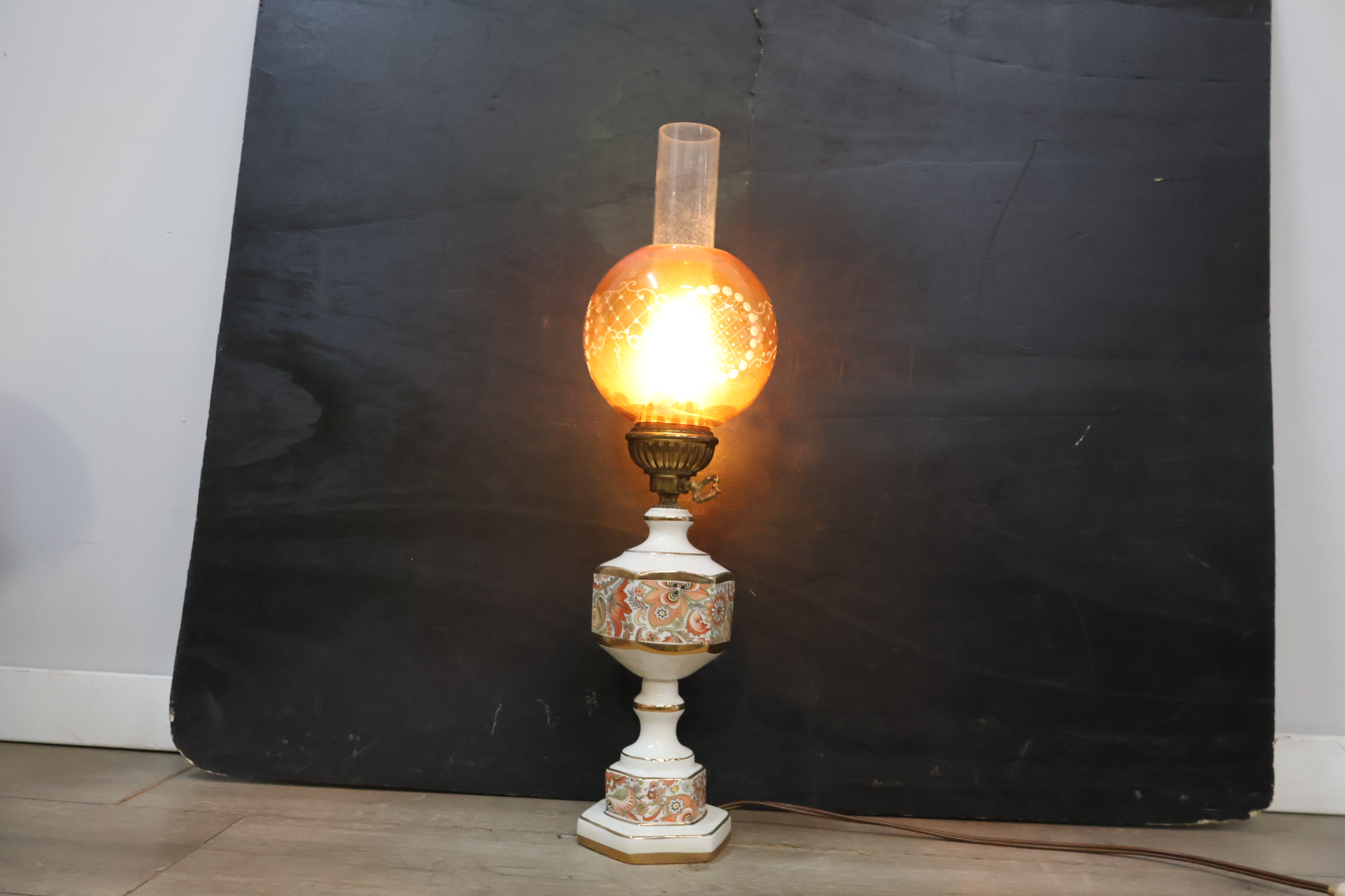 Antieke olielamp met porseleinen voet – foto 5 – kavel bij GSD Auctions, Zoeterwoude