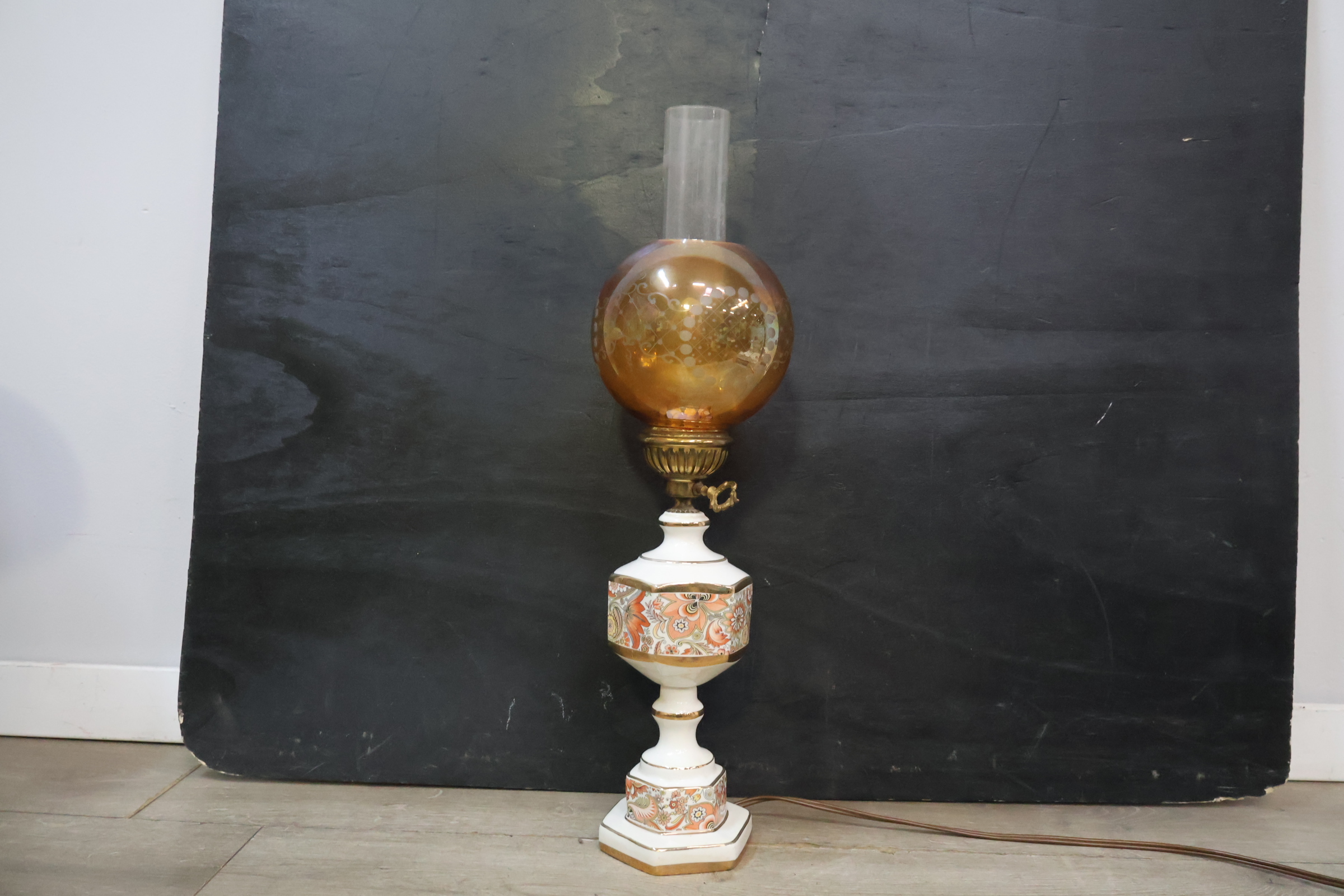Antieke olielamp met porseleinen voet – kavel bij GSD Auctions, Zoeterwoude