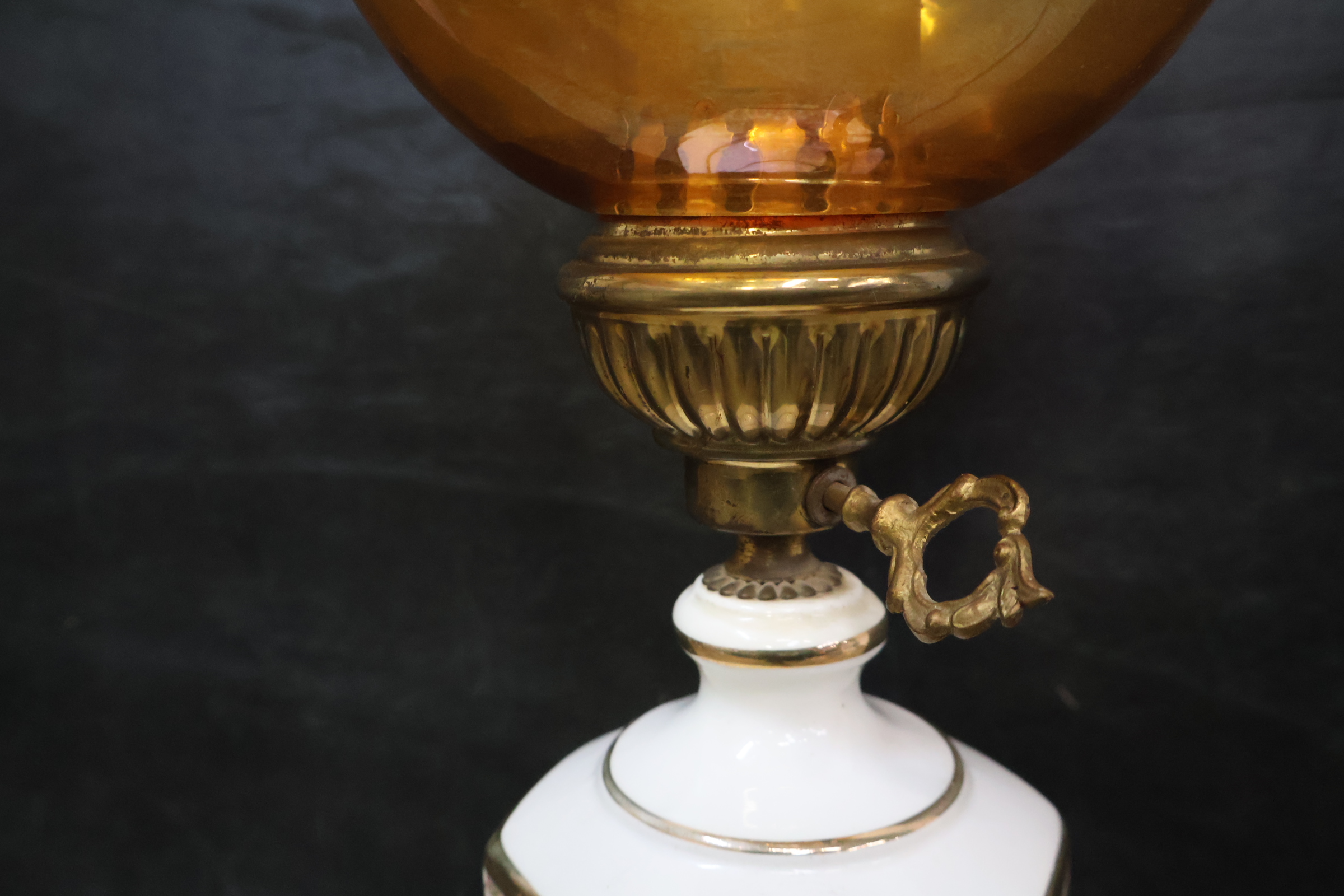 Antieke olielamp met porseleinen voet – foto 7 – kavel bij GSD Auctions, Zoeterwoude
