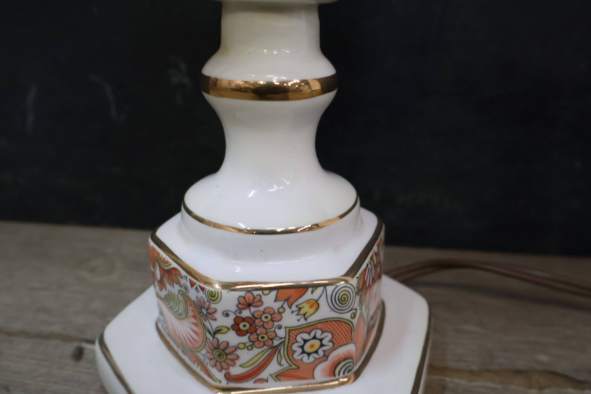 Antieke olielamp met porseleinen voet – foto 9 – kavel bij GSD Auctions, Zoeterwoude
