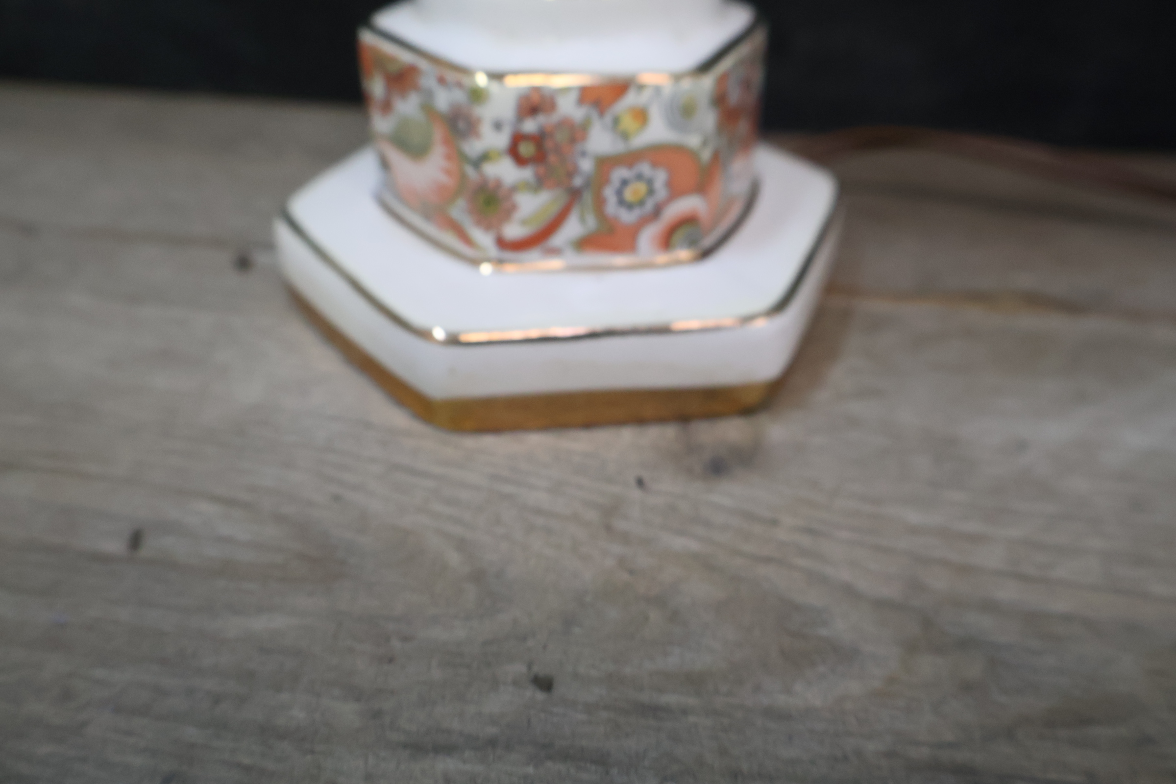 Antieke olielamp met porseleinen voet – foto 10 – kavel bij GSD Auctions, Zoeterwoude