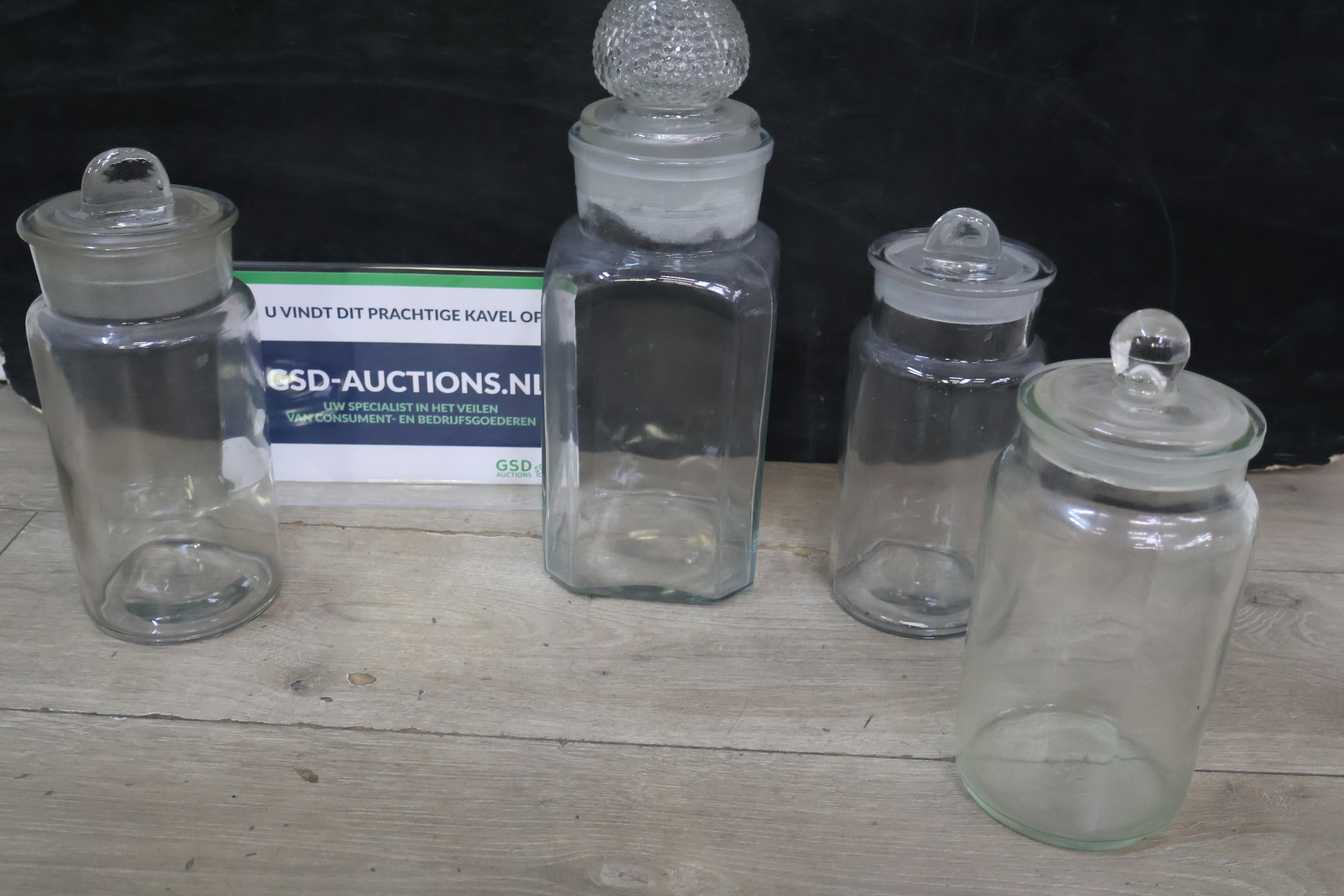 Set van vier glazen voorraadpotten met deksels – foto 2 – kavel bij GSD Auctions, Zoeterwoude