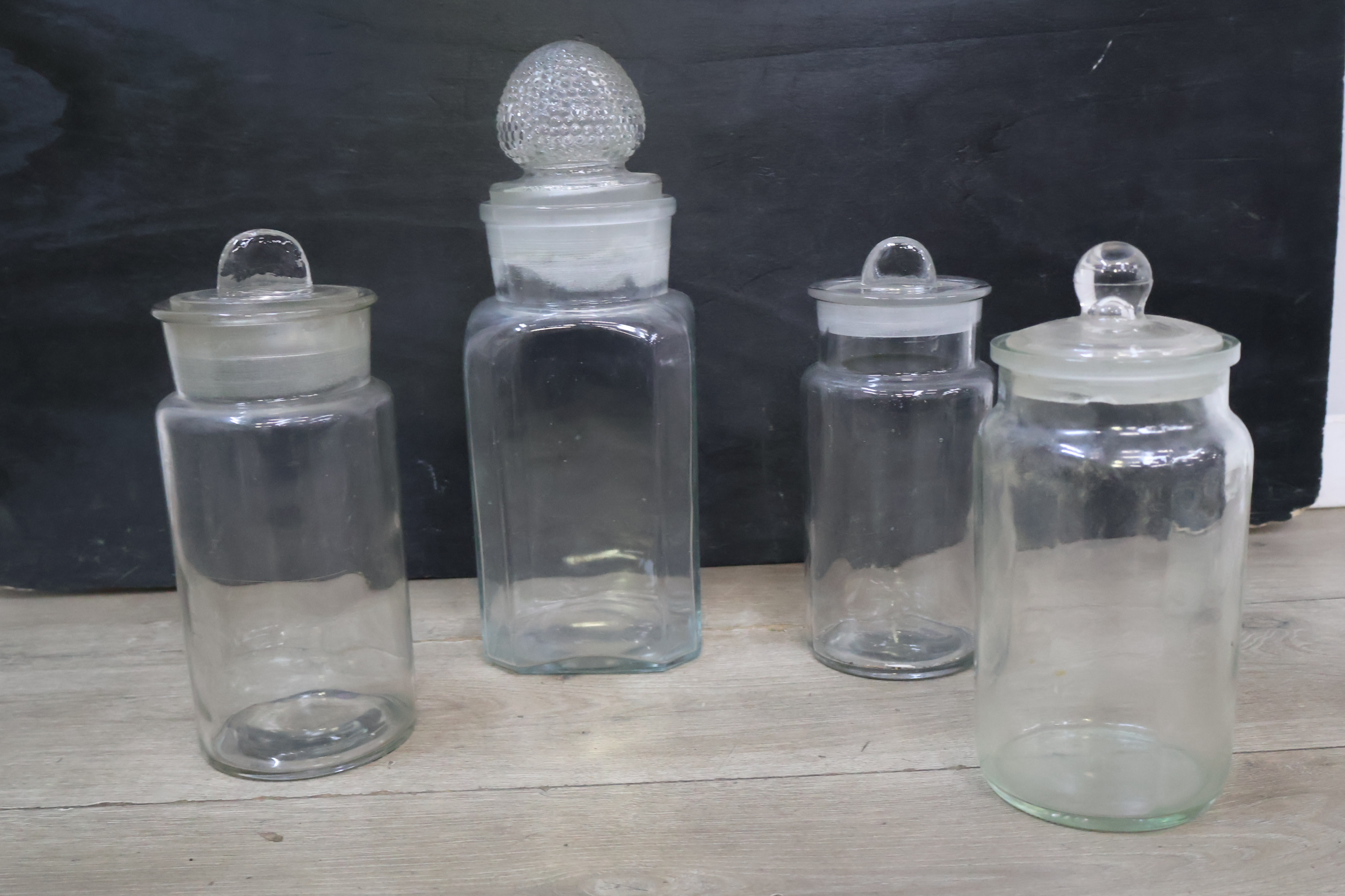Set van vier glazen voorraadpotten met deksels – foto 3 – kavel bij GSD Auctions, Zoeterwoude