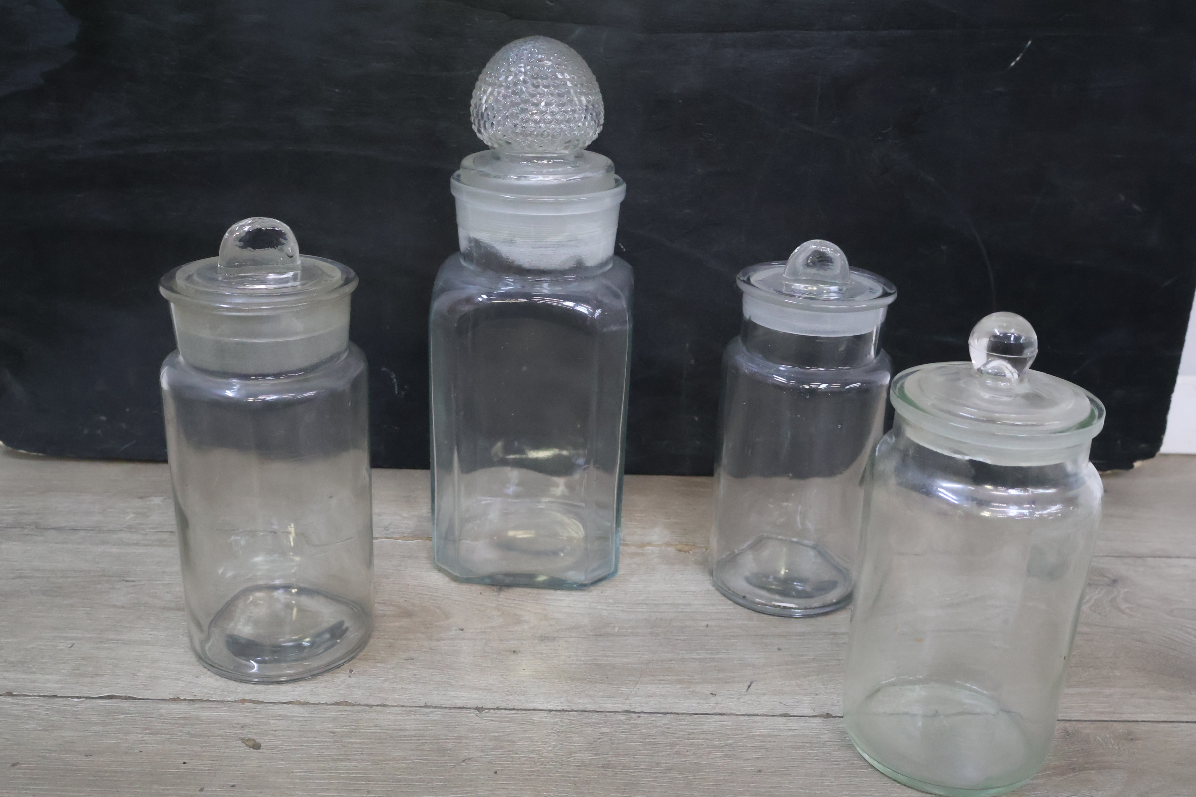 Set van vier glazen voorraadpotten met deksels – foto 4 – kavel bij GSD Auctions, Zoeterwoude