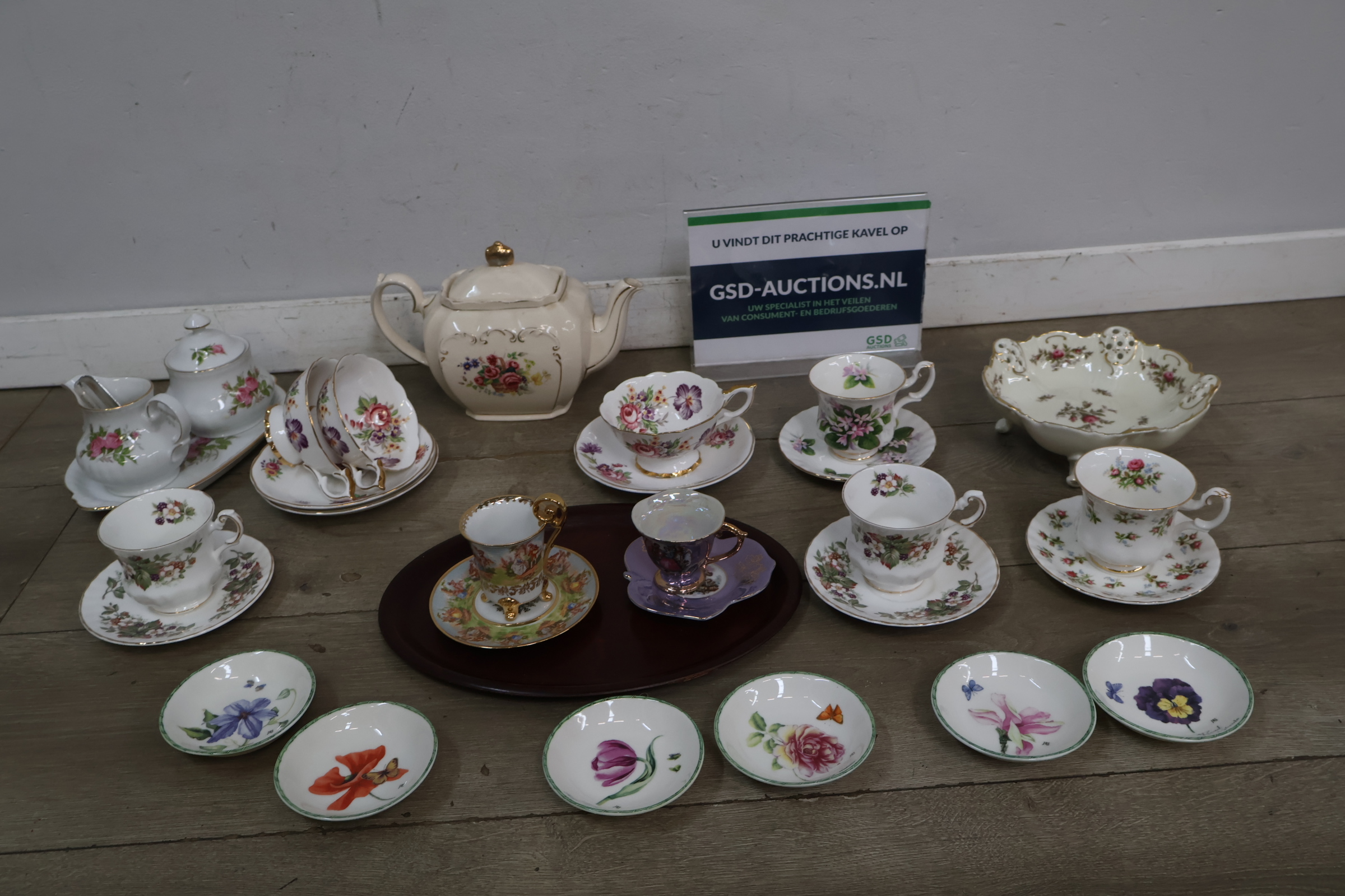 Set diverse porseleinen theekopjes en schotels met bloemenmotief – kavel bij GSD Auctions, Zoeterwoude