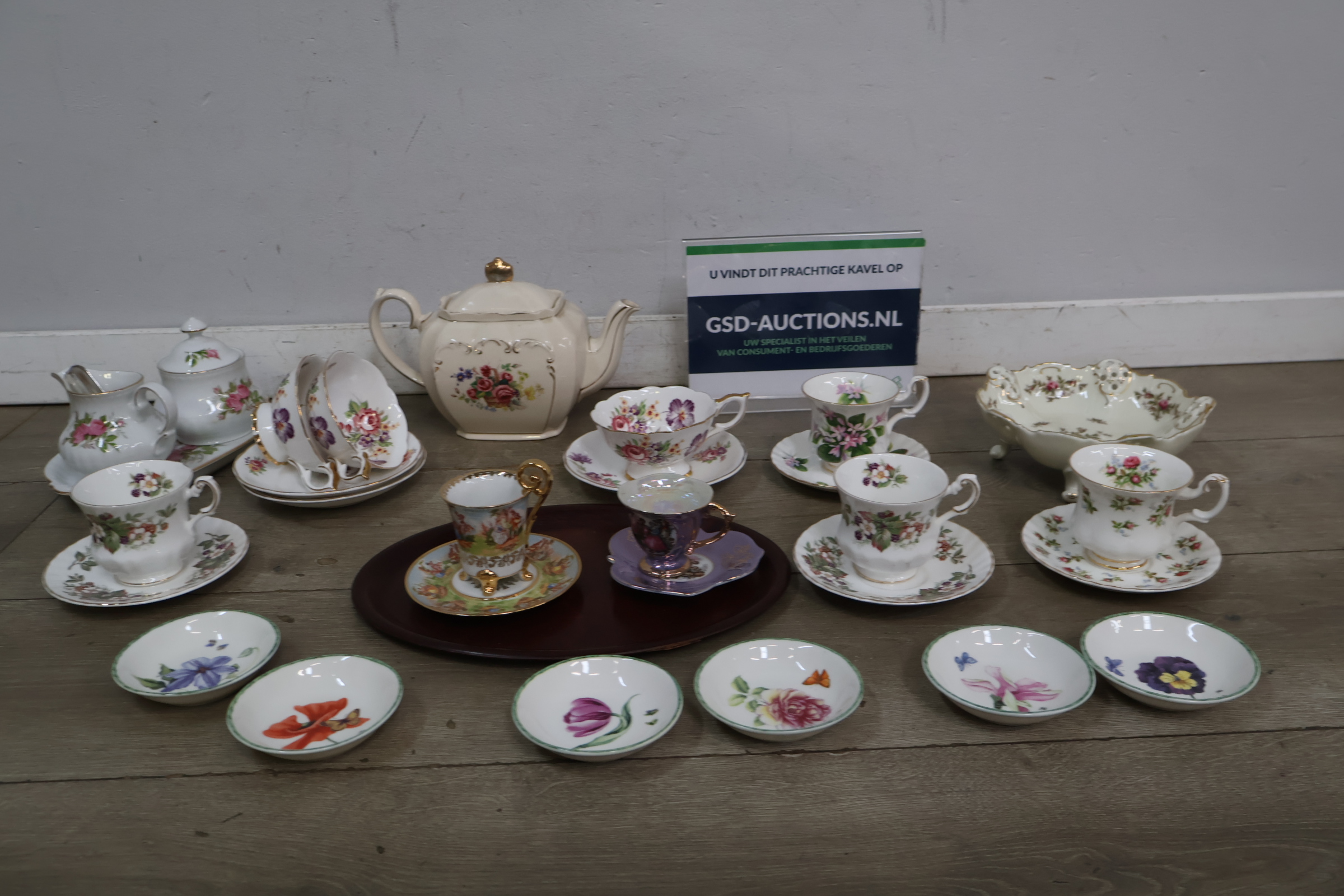 Set diverse porseleinen theekopjes en schotels met bloemenmotief – foto 3 – kavel bij GSD Auctions, Zoeterwoude