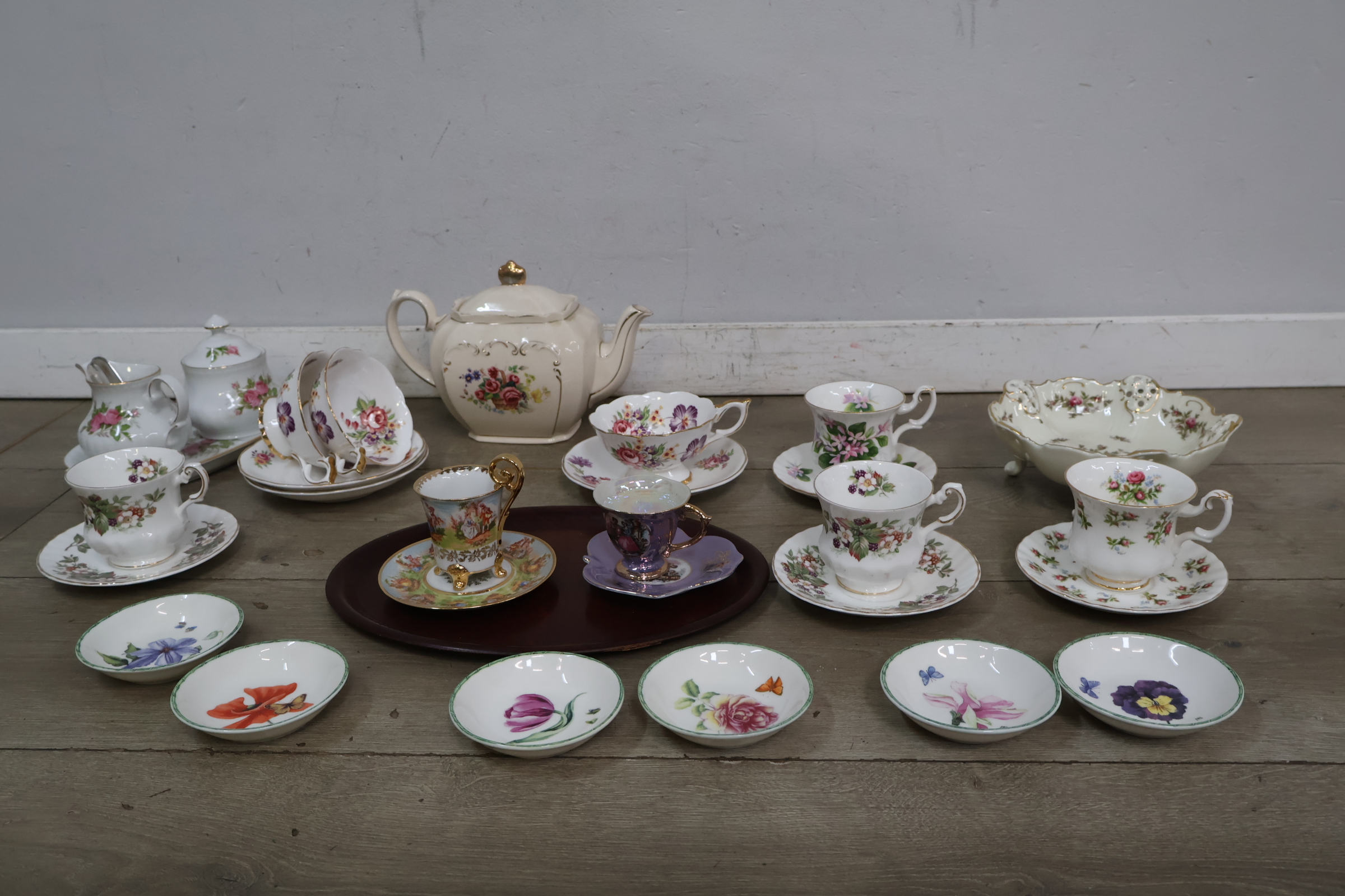 Set diverse porseleinen theekopjes en schotels met bloemenmotief – foto 2 – kavel bij GSD Auctions, Zoeterwoude