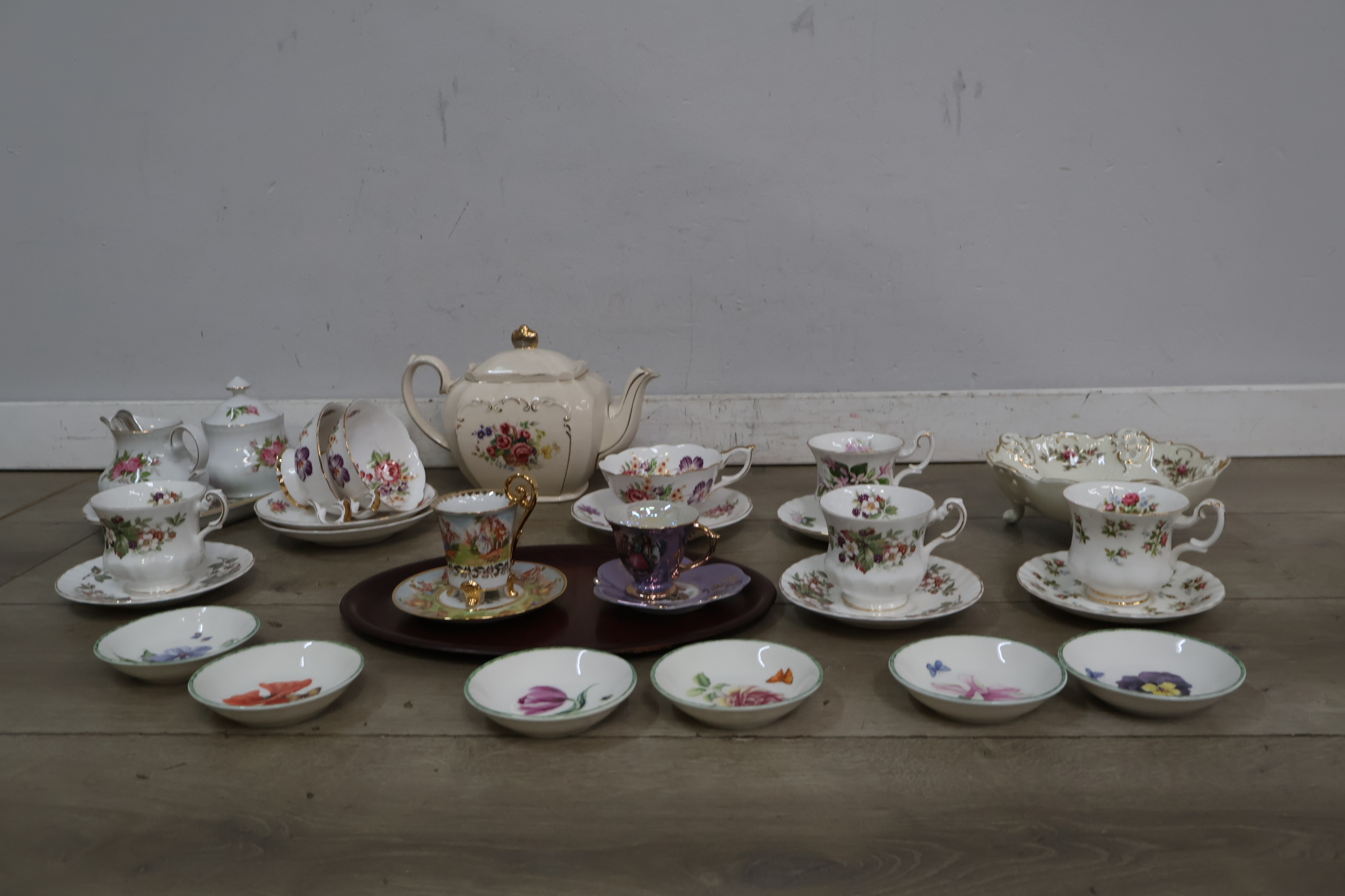 Set diverse porseleinen theekopjes en schotels met bloemenmotief – foto 4 – kavel bij GSD Auctions, Zoeterwoude