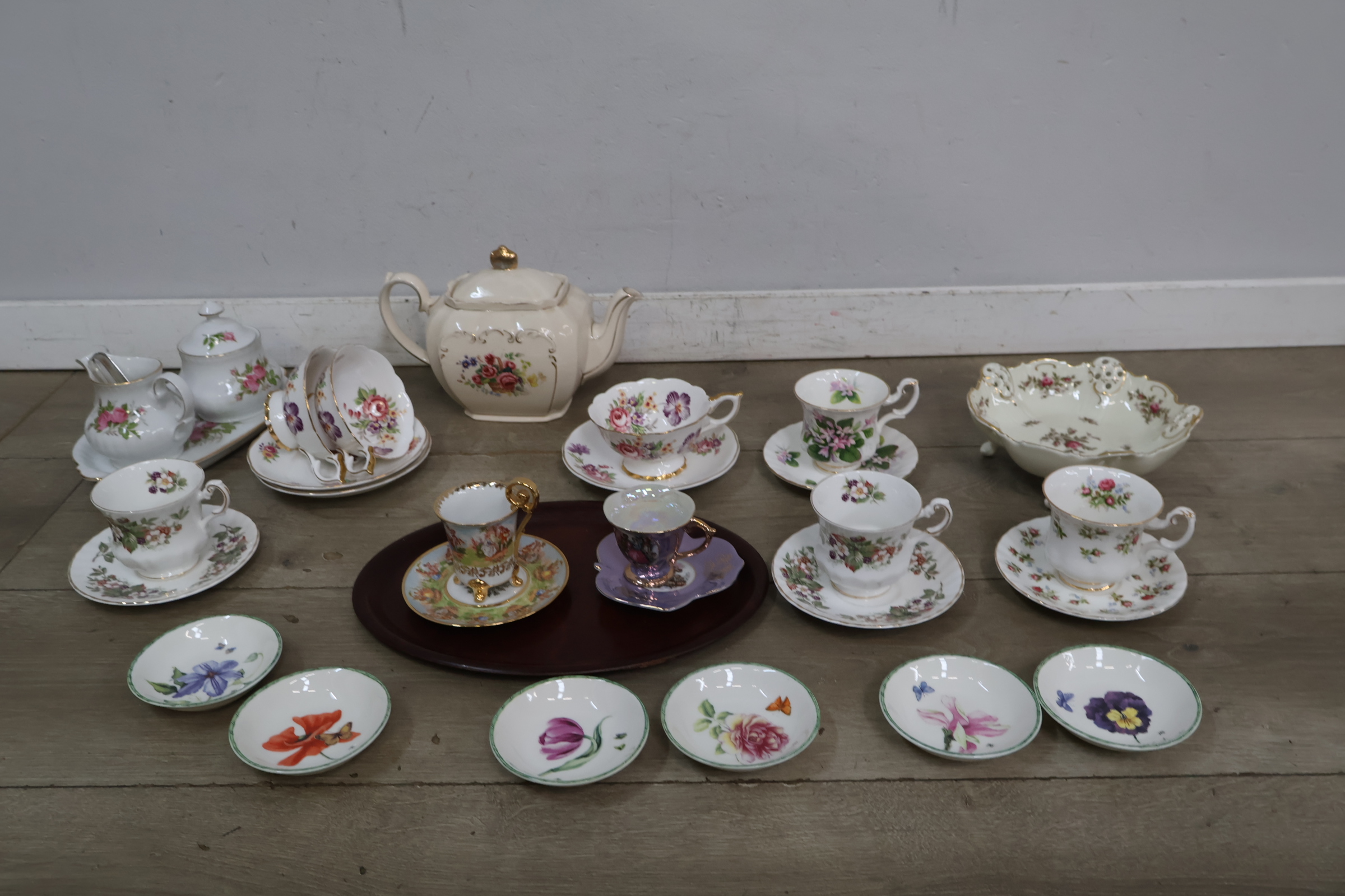 Set diverse porseleinen theekopjes en schotels met bloemenmotief – foto 5 – kavel bij GSD Auctions, Zoeterwoude