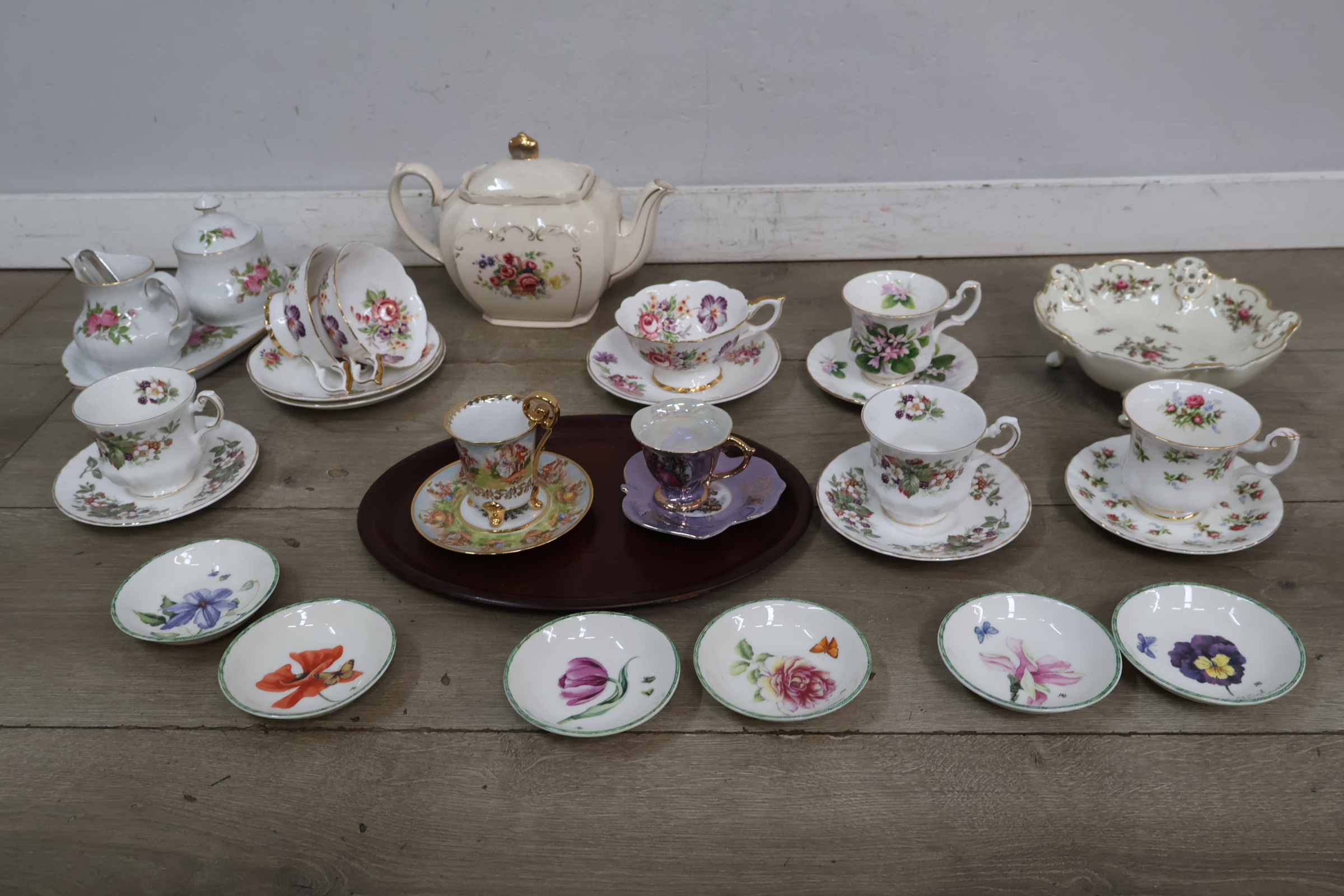 Set diverse porseleinen theekopjes en schotels met bloemenmotief – foto 6 – kavel bij GSD Auctions, Zoeterwoude