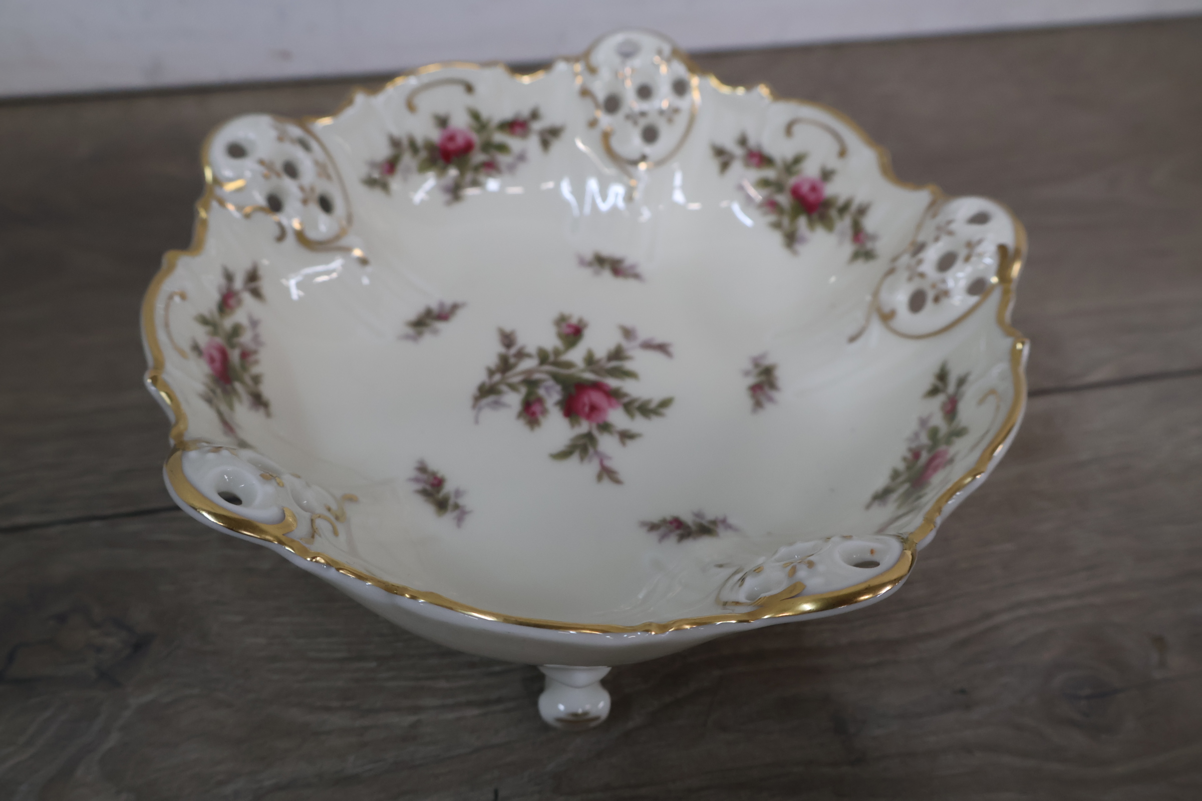 Set diverse porseleinen theekopjes en schotels met bloemenmotief – foto 7 – kavel bij GSD Auctions, Zoeterwoude
