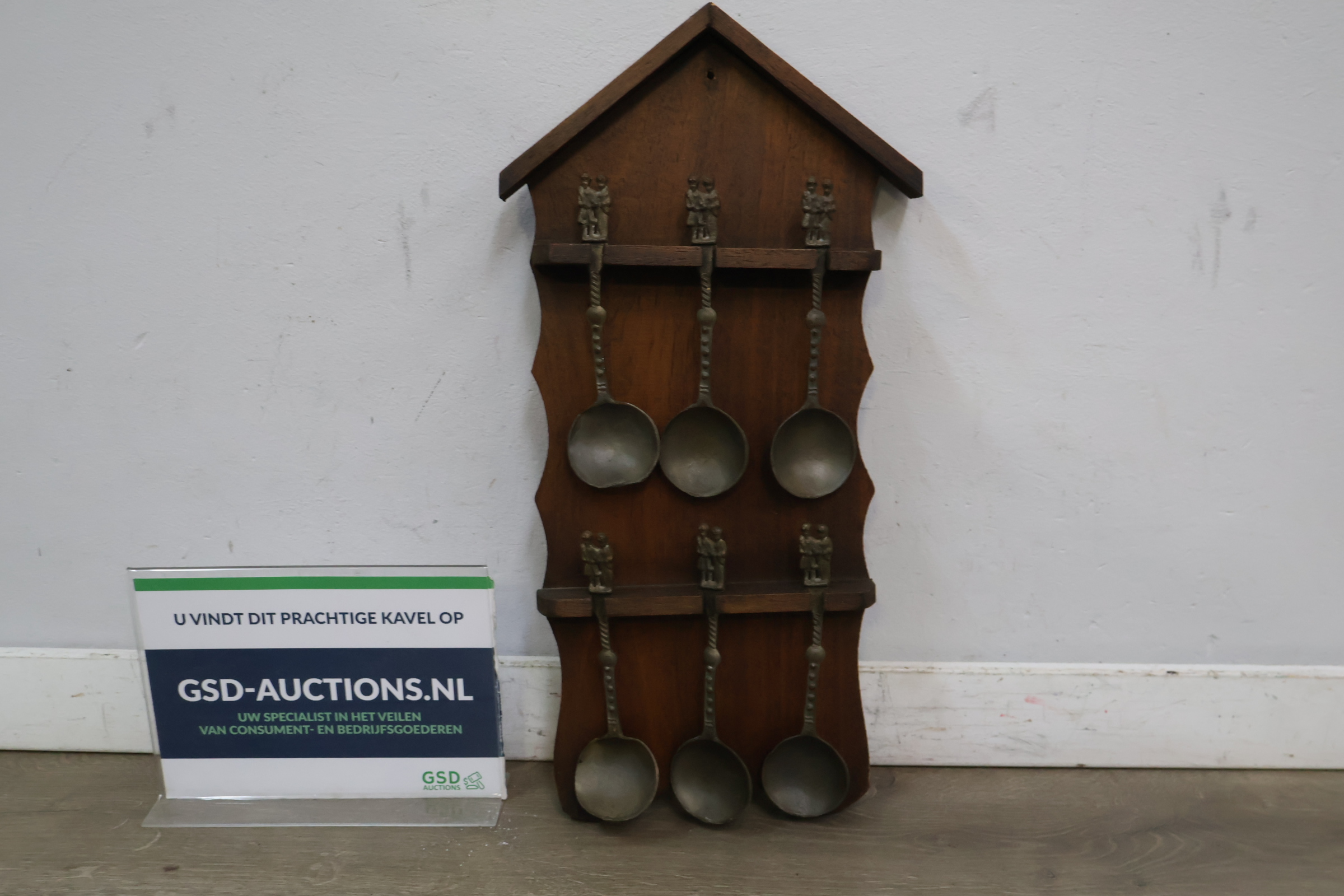 Houten wandhouder met 6 metalen lepels – kavel bij GSD Auctions, Zoeterwoude