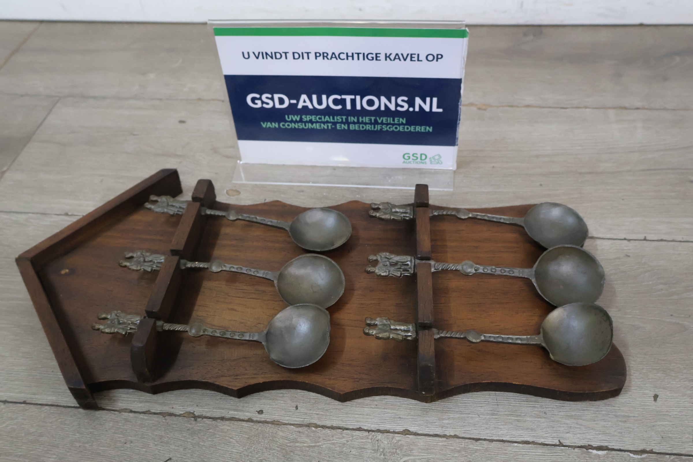 Houten wandhouder met 6 metalen lepels – foto 2 – kavel bij GSD Auctions, Zoeterwoude