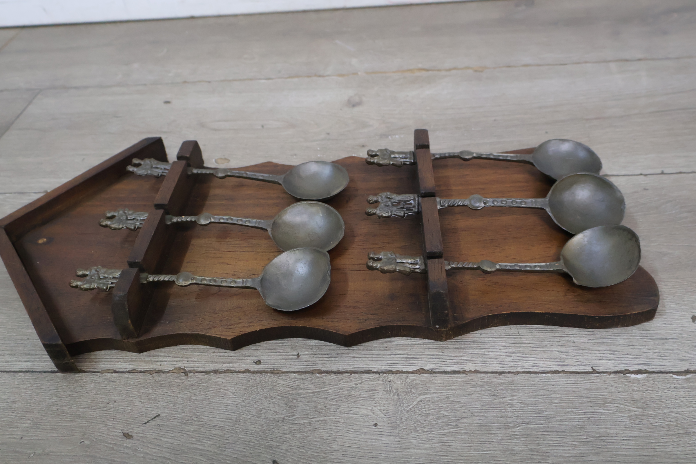 Houten wandhouder met 6 metalen lepels – foto 3 – kavel bij GSD Auctions, Zoeterwoude