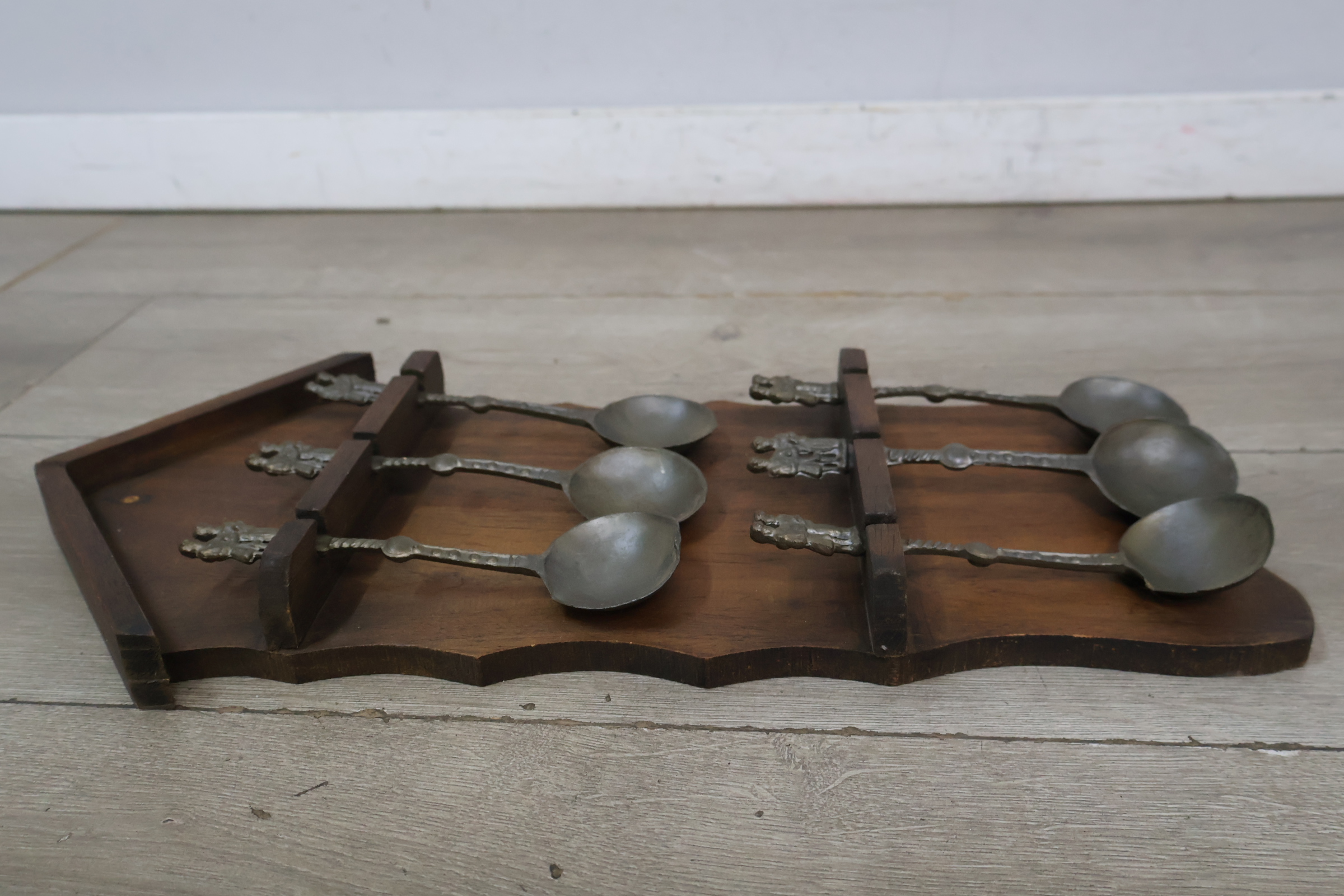 Houten wandhouder met 6 metalen lepels – foto 4 – kavel bij GSD Auctions, Zoeterwoude