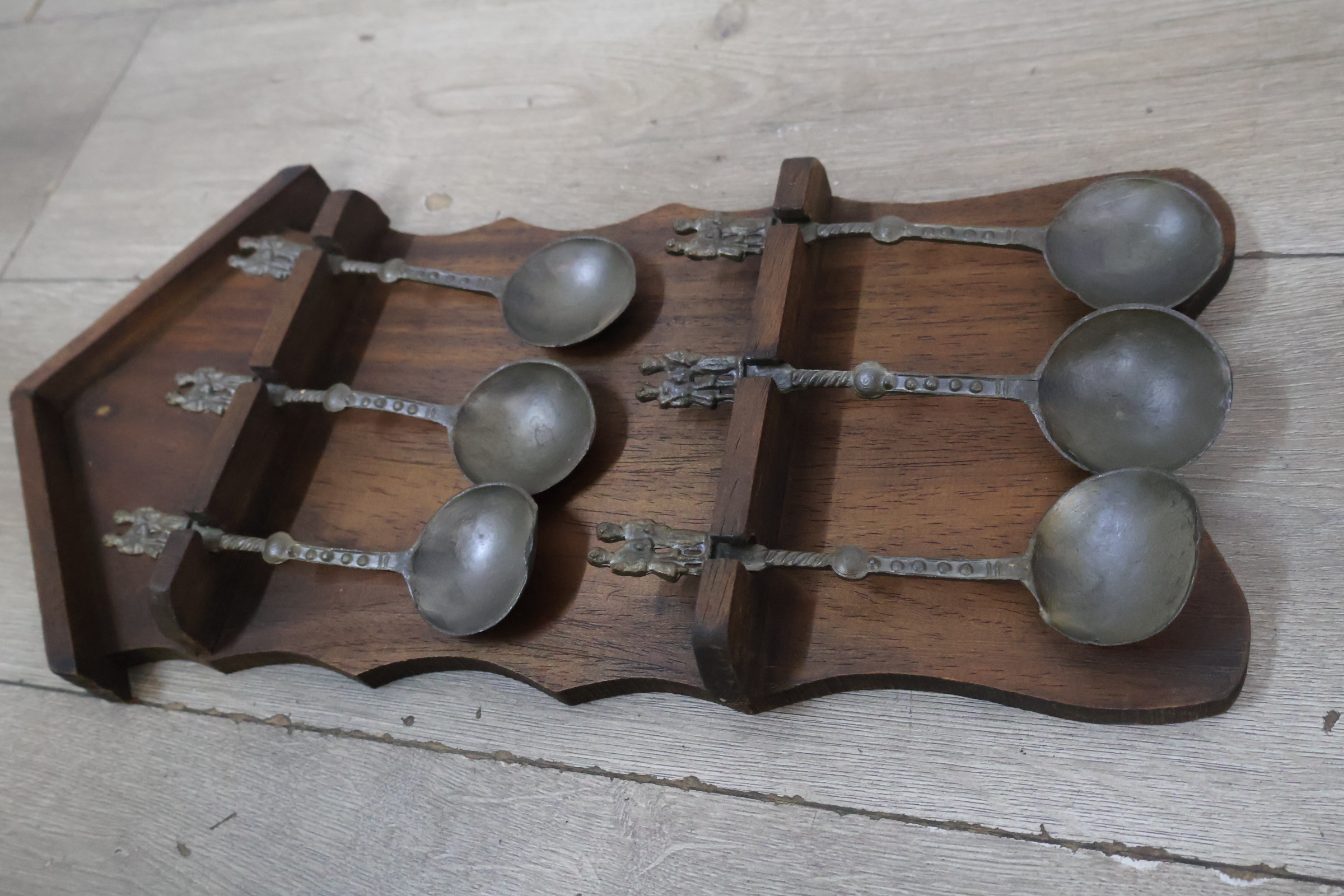 Houten wandhouder met 6 metalen lepels – foto 5 – kavel bij GSD Auctions, Zoeterwoude