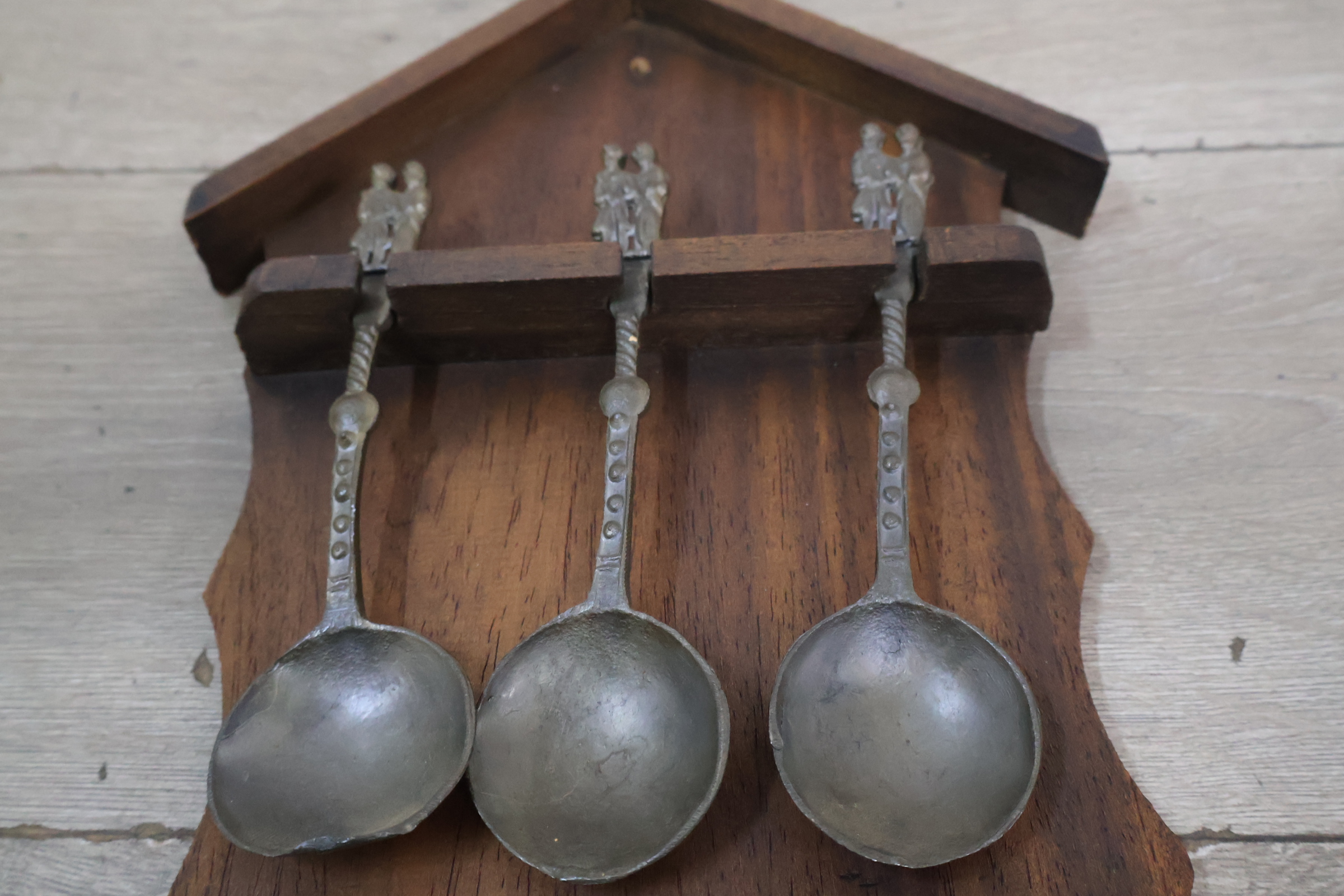Houten wandhouder met 6 metalen lepels – foto 6 – kavel bij GSD Auctions, Zoeterwoude