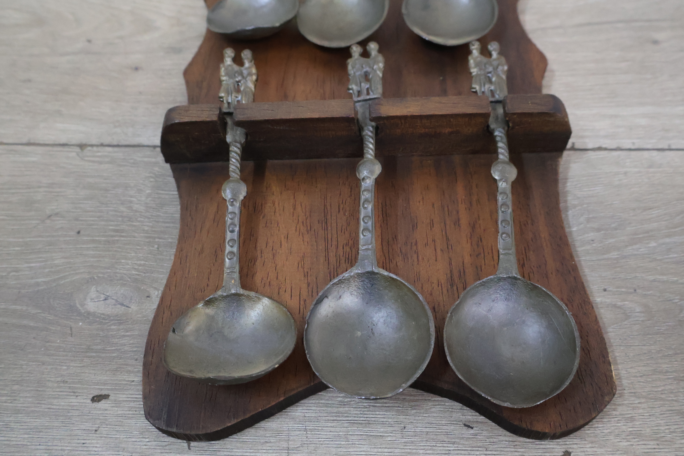 Houten wandhouder met 6 metalen lepels – foto 7 – kavel bij GSD Auctions, Zoeterwoude