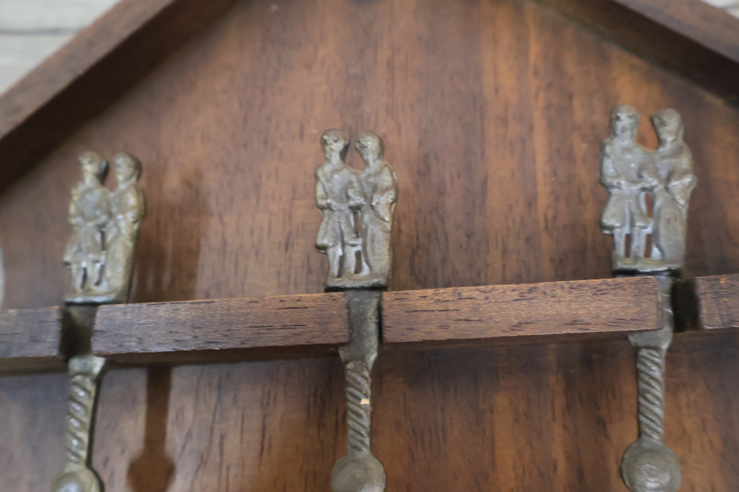 Houten wandhouder met 6 metalen lepels – foto 8 – kavel bij GSD Auctions, Zoeterwoude