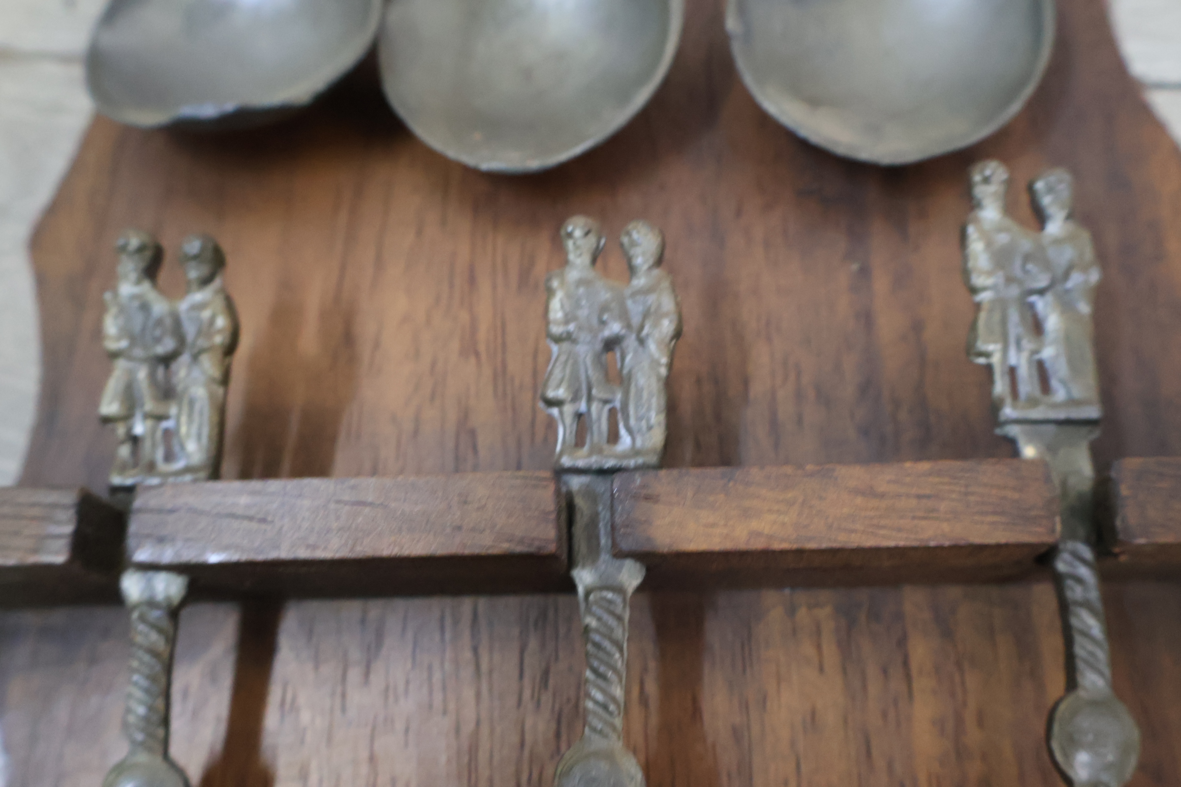 Houten wandhouder met 6 metalen lepels – foto 9 – kavel bij GSD Auctions, Zoeterwoude