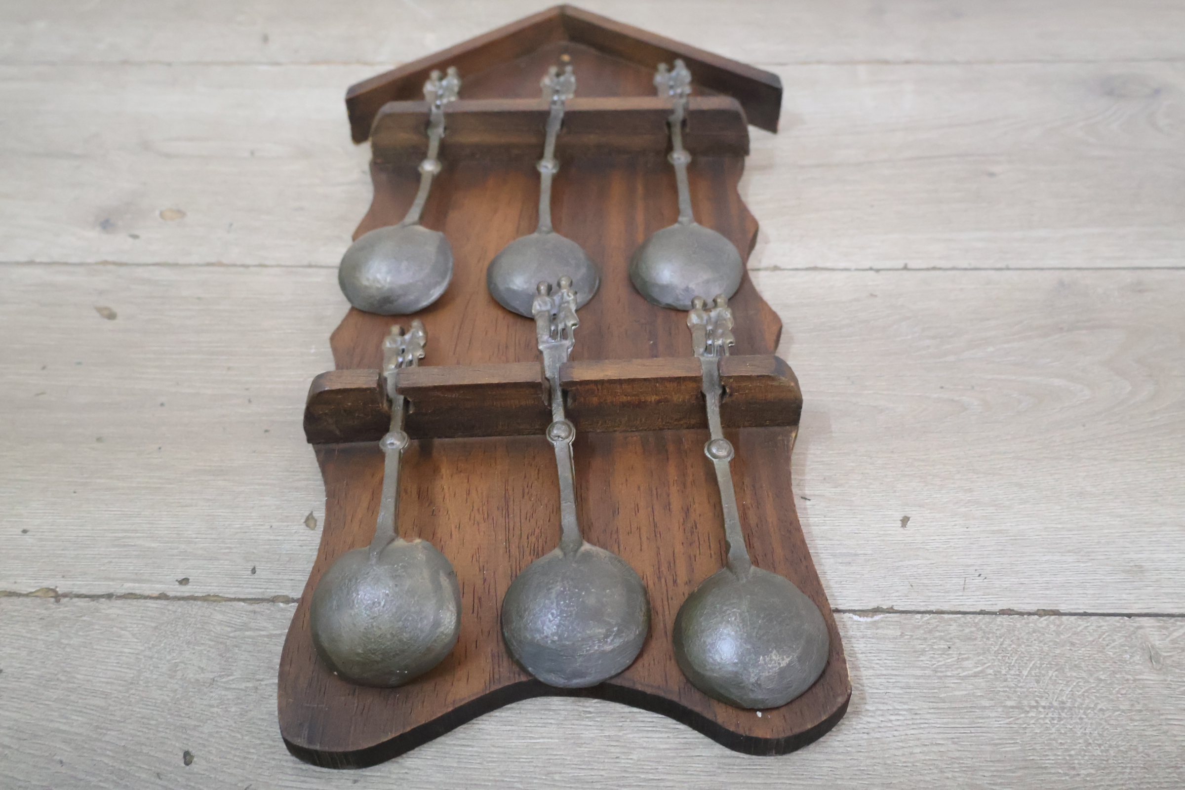 Houten wandhouder met 6 metalen lepels – foto 10 – kavel bij GSD Auctions, Zoeterwoude