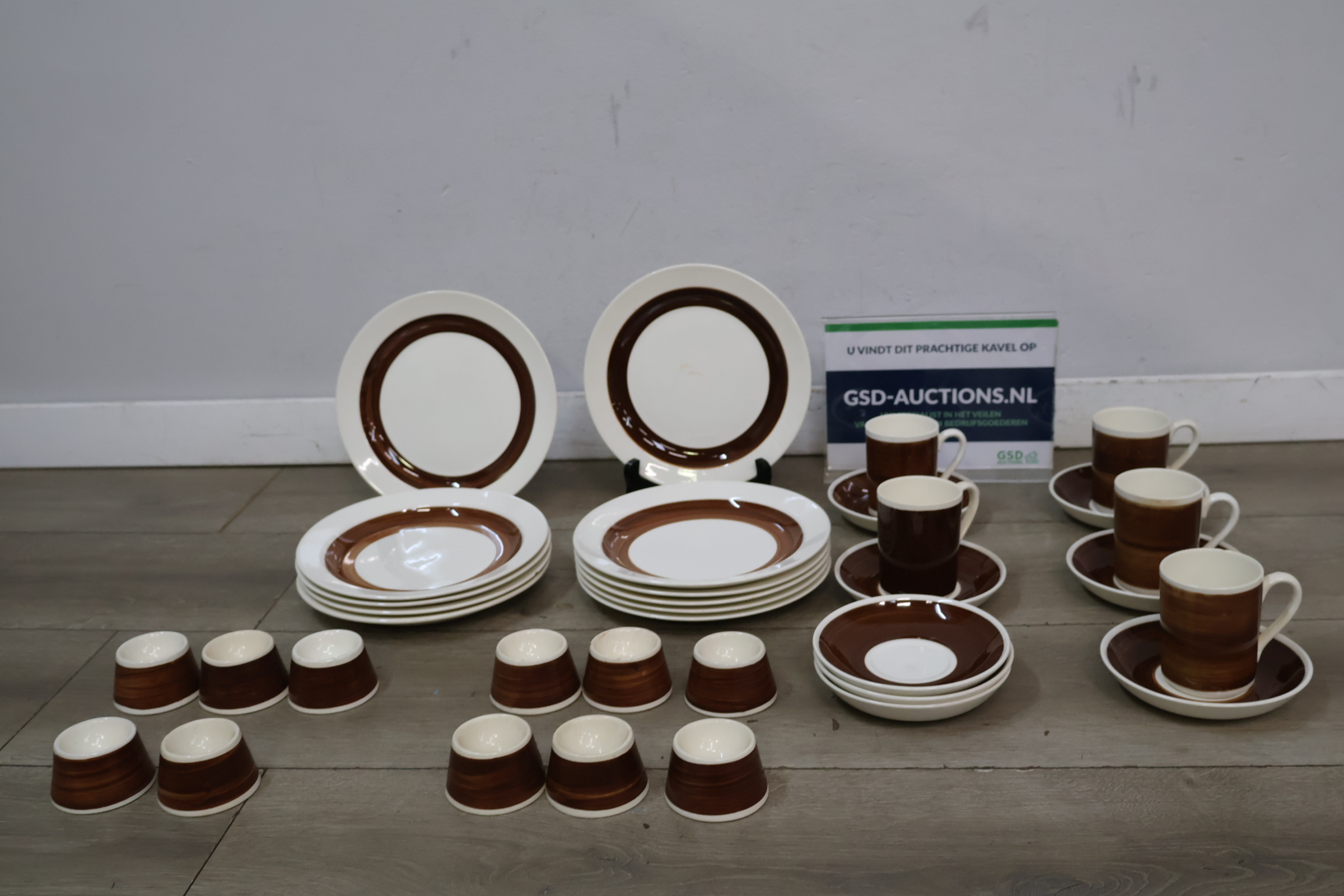 Compleet servies met bruine rand – kavel bij GSD Auctions, Zoeterwoude