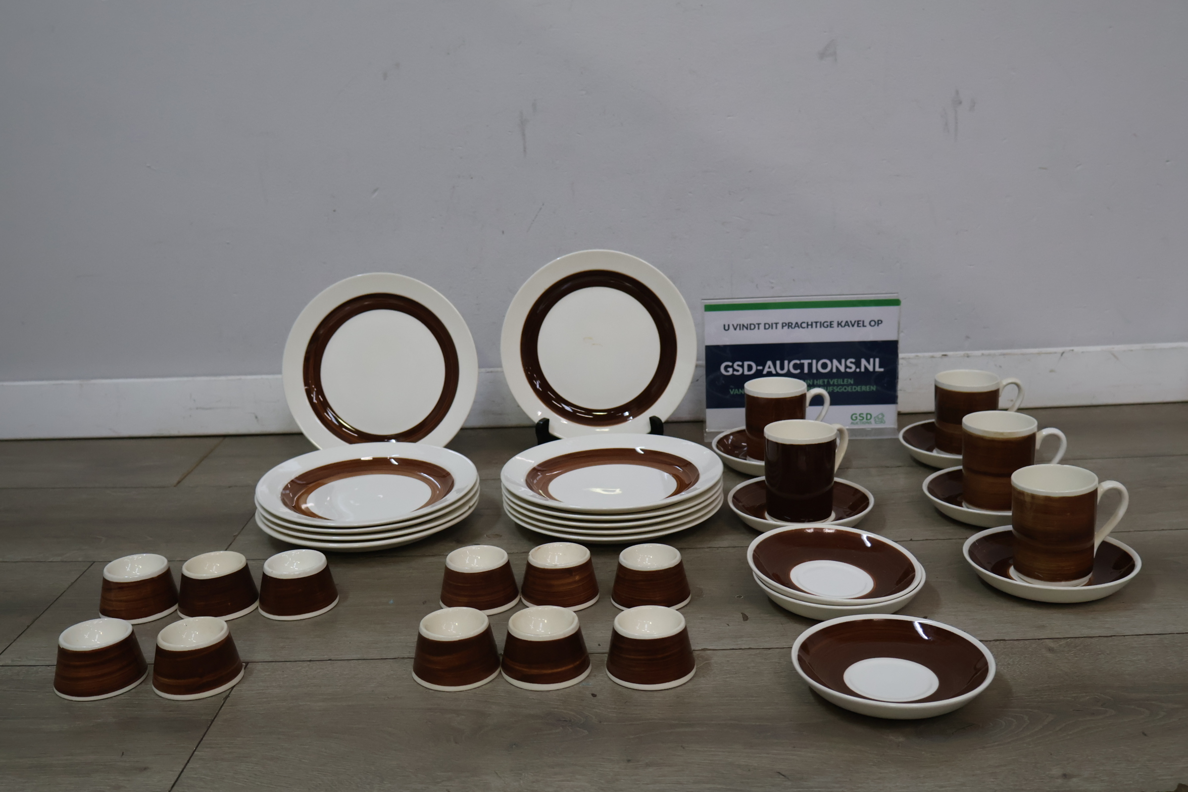 Compleet servies met bruine rand – foto 2 – kavel bij GSD Auctions, Zoeterwoude