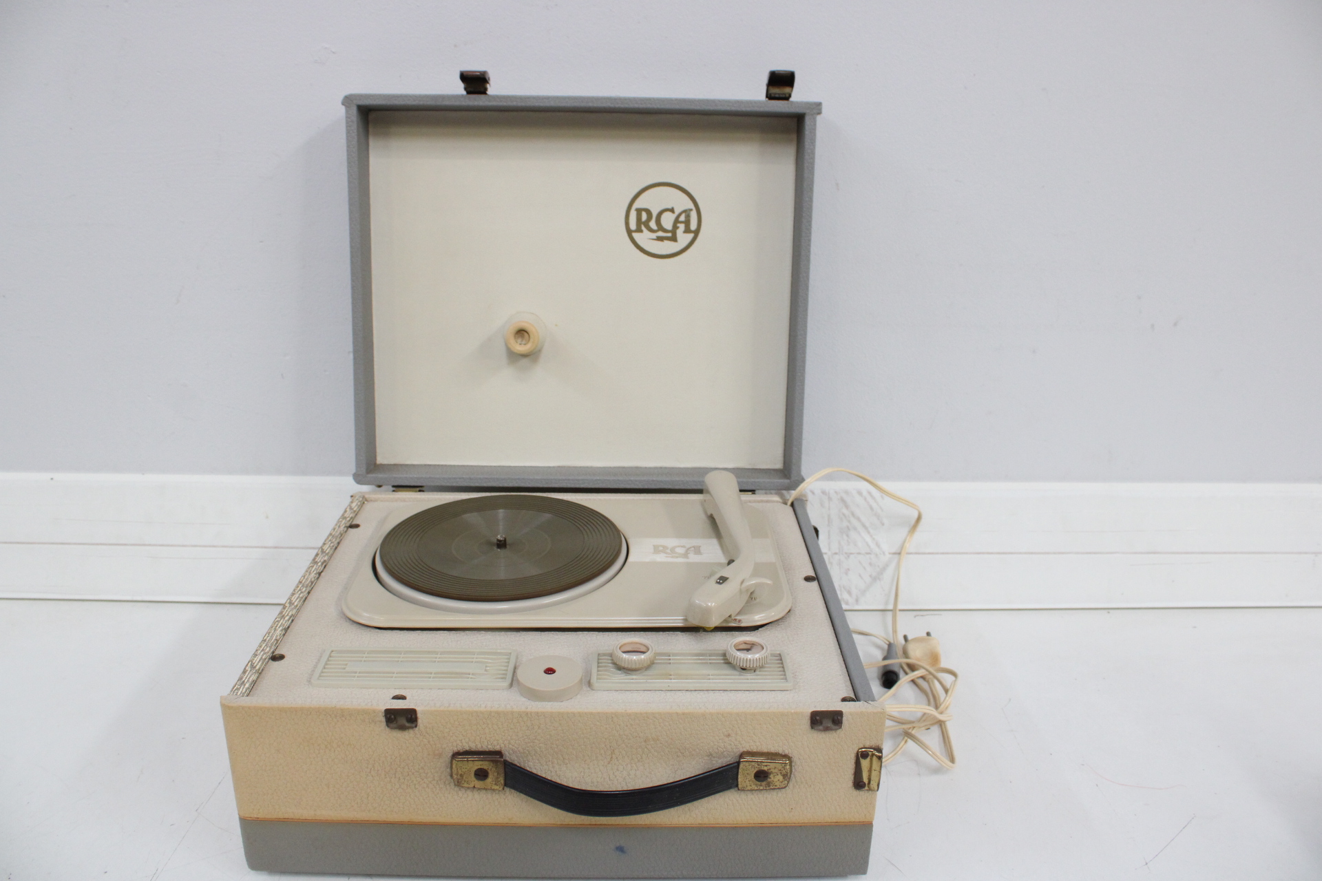 RCA platenspeler koffer – foto 2 – kavel bij GSD Auctions, Zoeterwoude