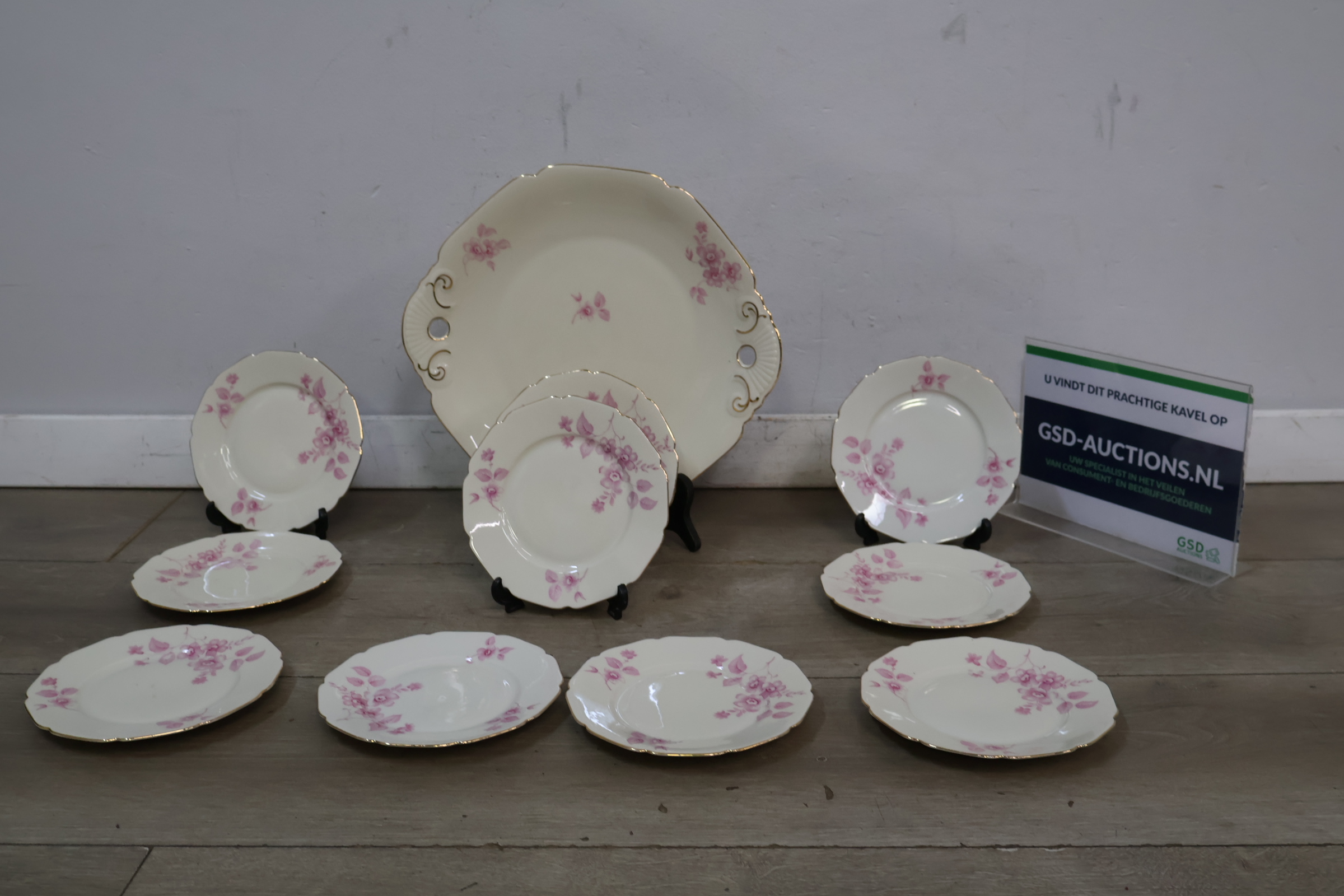 Vintage gebaksbordjes en schaal met roze bloemmotief en gouden rand – kavel bij GSD Auctions, Zoeterwoude