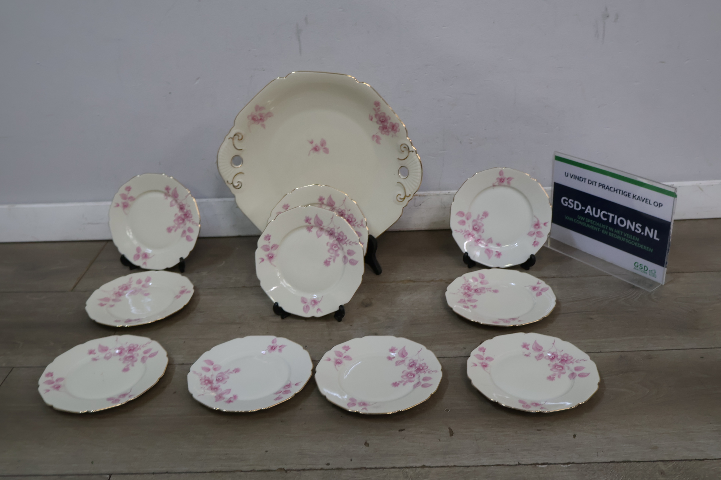 Vintage gebaksbordjes en schaal met roze bloemmotief en gouden rand – foto 2 – kavel bij GSD Auctions, Zoeterwoude