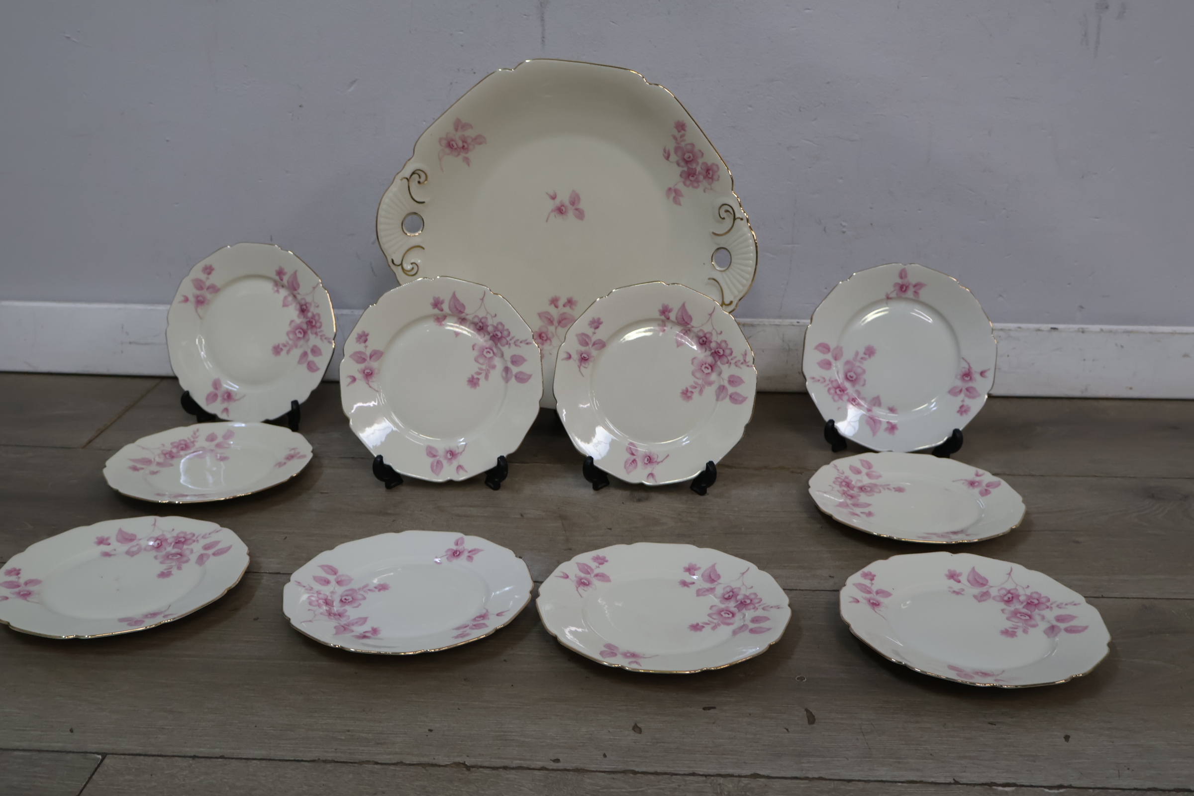 Vintage gebaksbordjes en schaal met roze bloemmotief en gouden rand – foto 3 – kavel bij GSD Auctions, Zoeterwoude