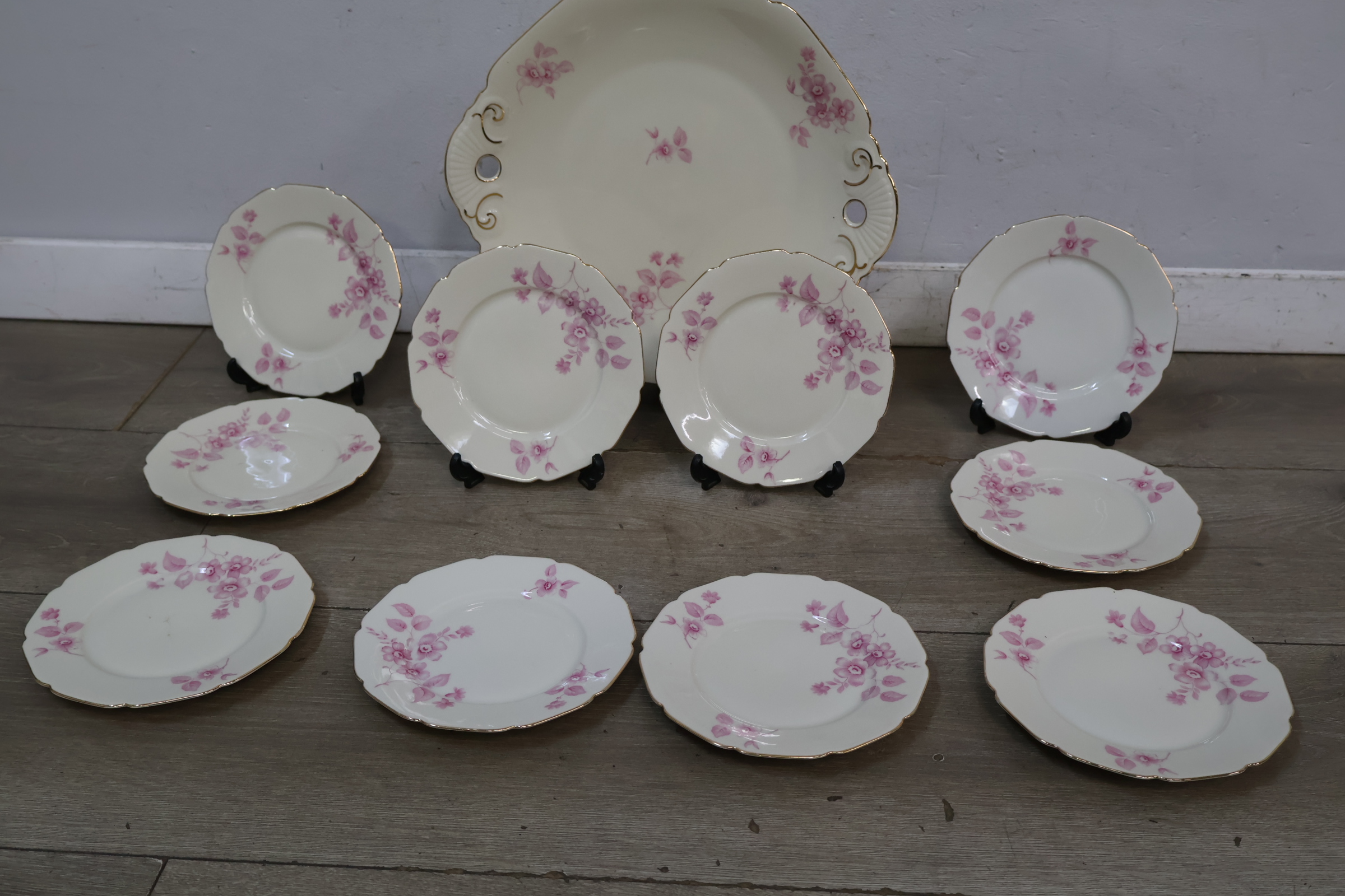 Vintage gebaksbordjes en schaal met roze bloemmotief en gouden rand – foto 4 – kavel bij GSD Auctions, Zoeterwoude