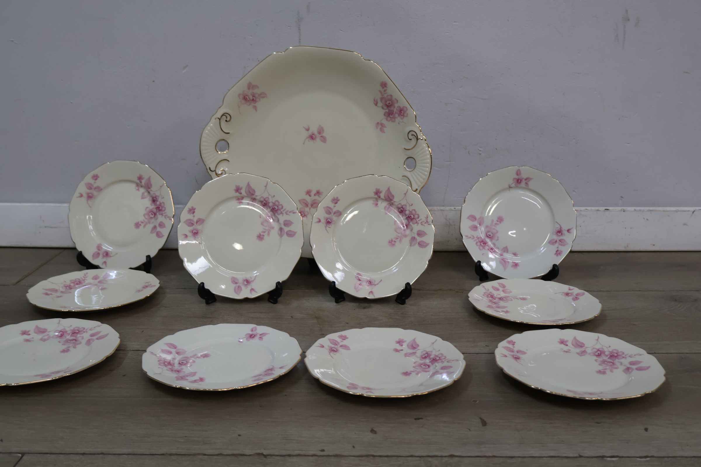 Vintage gebaksbordjes en schaal met roze bloemmotief en gouden rand – foto 5 – kavel bij GSD Auctions, Zoeterwoude