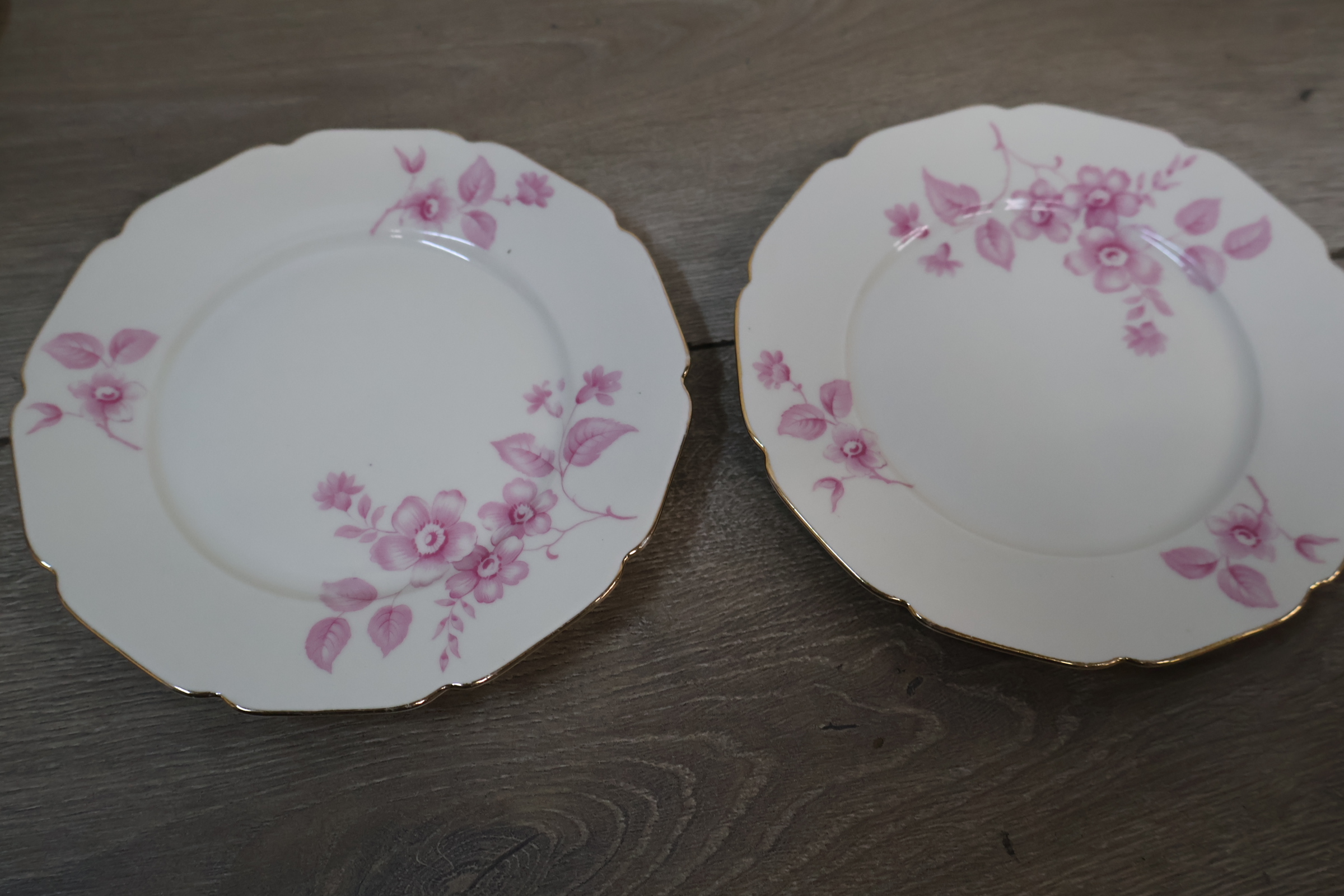 Vintage gebaksbordjes en schaal met roze bloemmotief en gouden rand – foto 6 – kavel bij GSD Auctions, Zoeterwoude