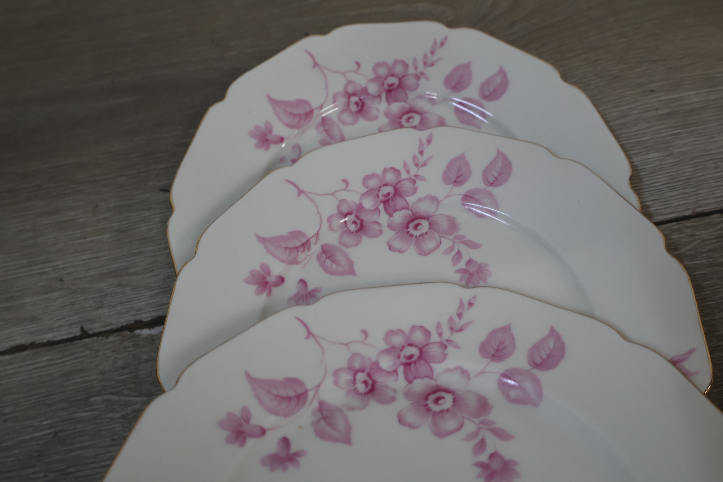 Vintage gebaksbordjes en schaal met roze bloemmotief en gouden rand – foto 7 – kavel bij GSD Auctions, Zoeterwoude