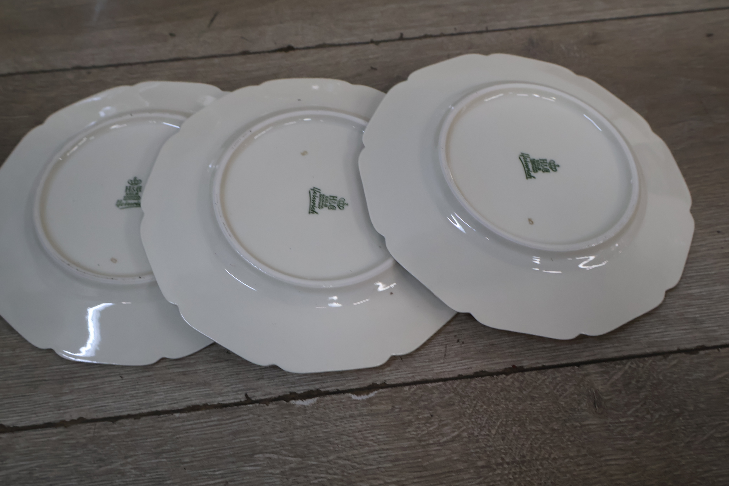 Vintage gebaksbordjes en schaal met roze bloemmotief en gouden rand – foto 8 – kavel bij GSD Auctions, Zoeterwoude