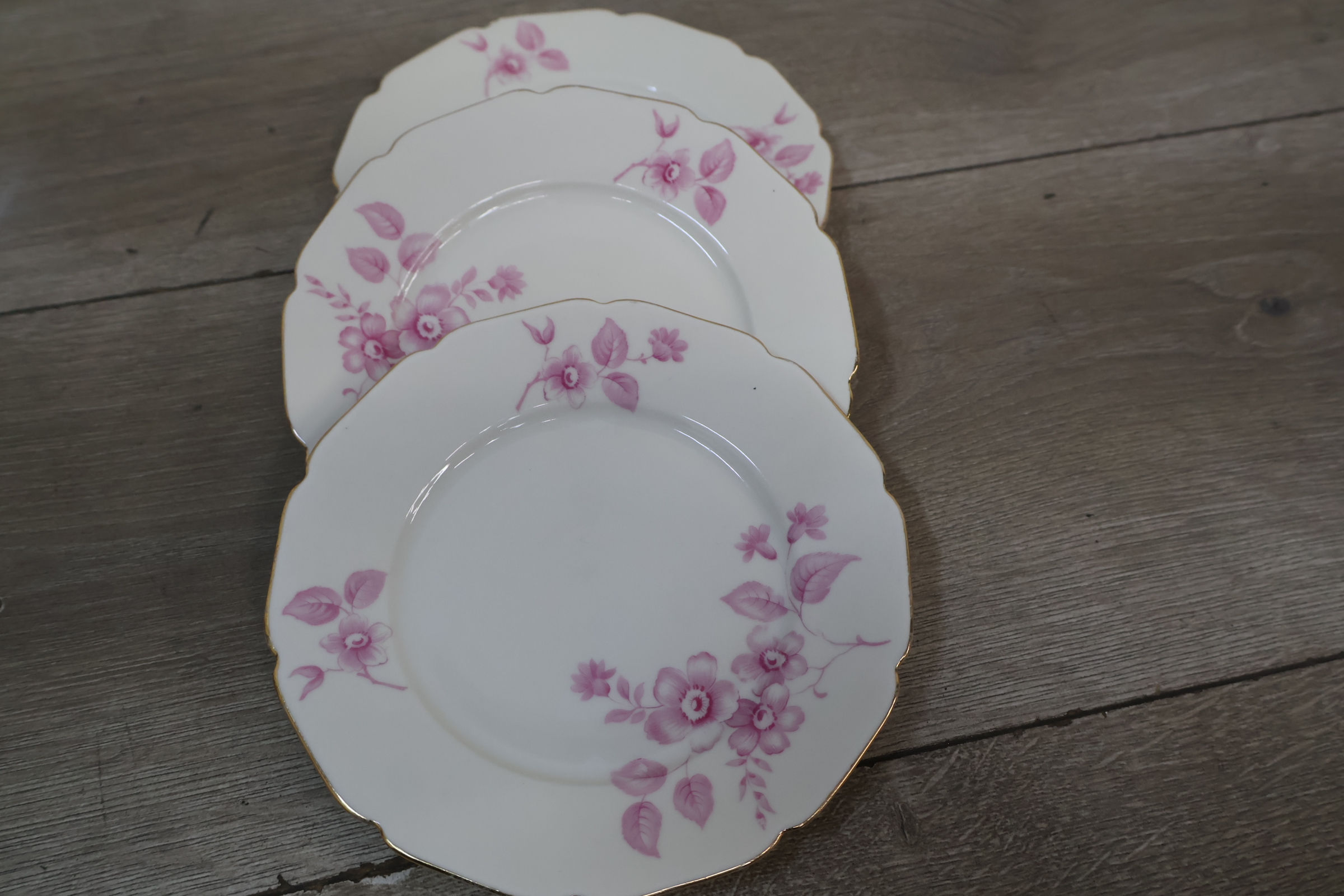Vintage gebaksbordjes en schaal met roze bloemmotief en gouden rand – foto 9 – kavel bij GSD Auctions, Zoeterwoude