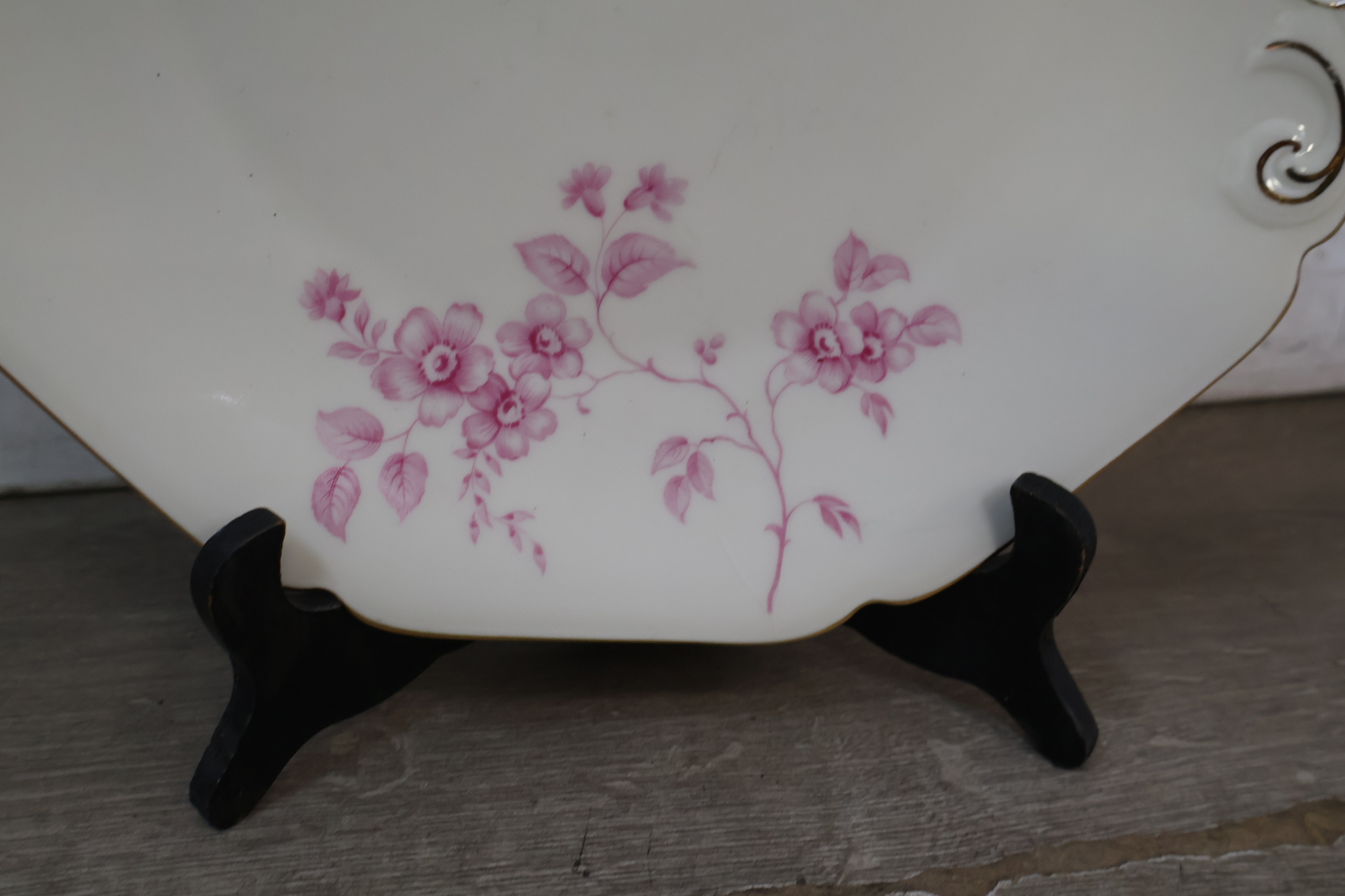 Vintage gebaksbordjes en schaal met roze bloemmotief en gouden rand – foto 10 – kavel bij GSD Auctions, Zoeterwoude