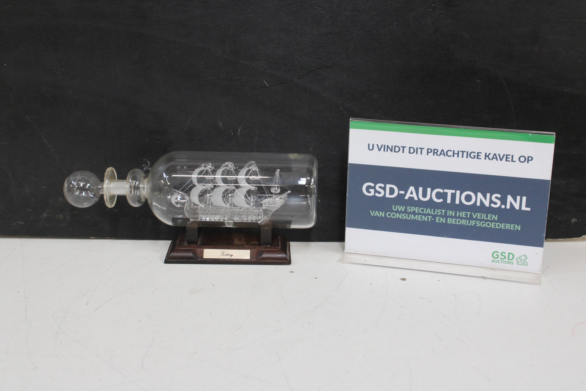 Glazen Schip in Fles 'Victory' op Houten standaard – kavel bij GSD Auctions, Zoeterwoude