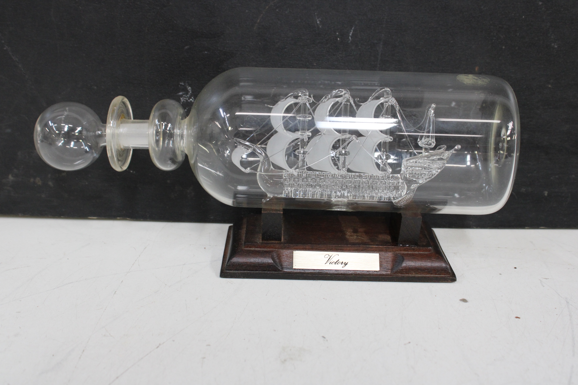 Glazen Schip in Fles 'Victory' op Houten standaard – foto 2 – kavel bij GSD Auctions, Zoeterwoude
