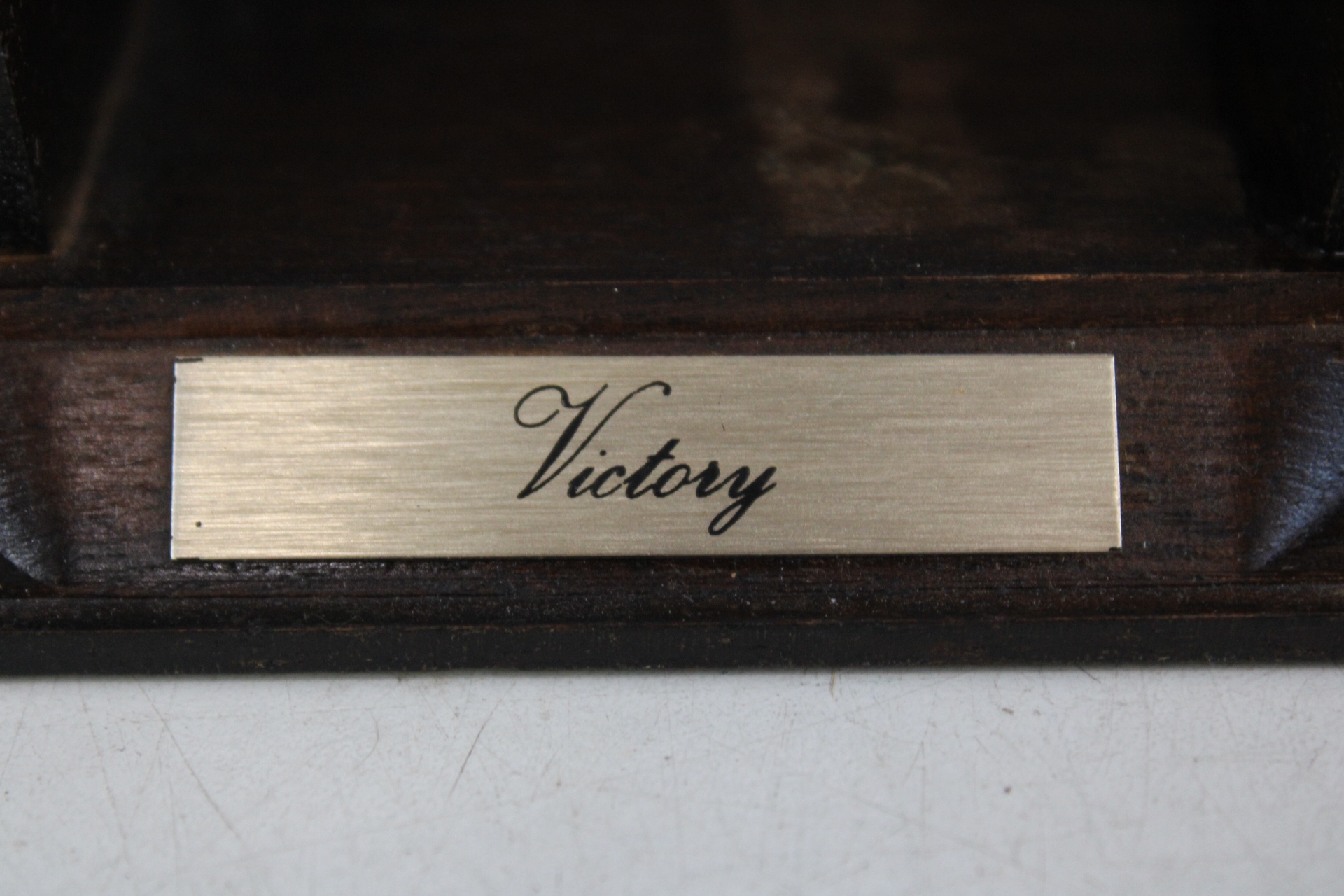 Glazen Schip in Fles 'Victory' op Houten standaard – foto 3 – kavel bij GSD Auctions, Zoeterwoude