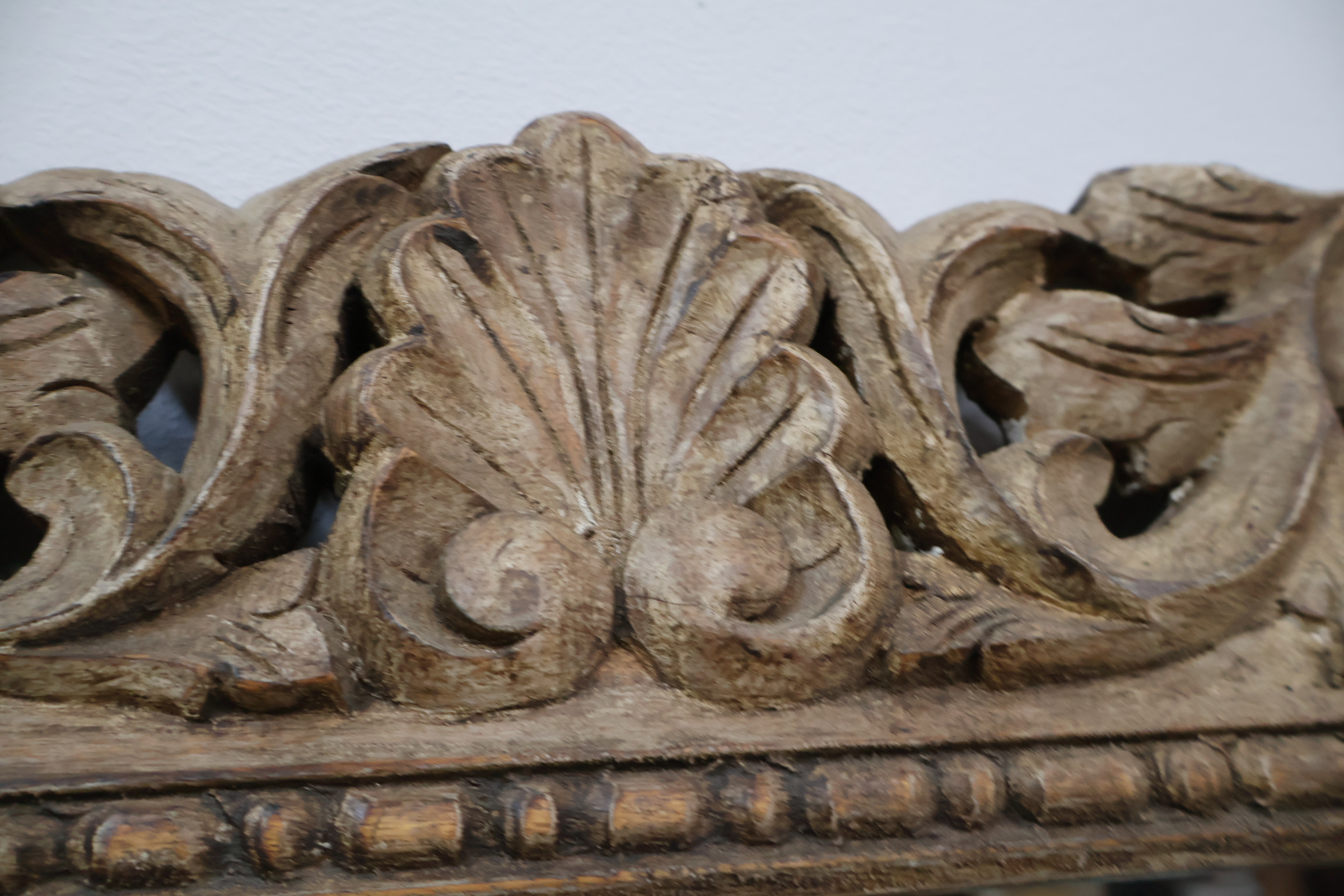 Houten spiegel met decoratief paneel – foto 7 – kavel bij GSD Auctions, Zoeterwoude